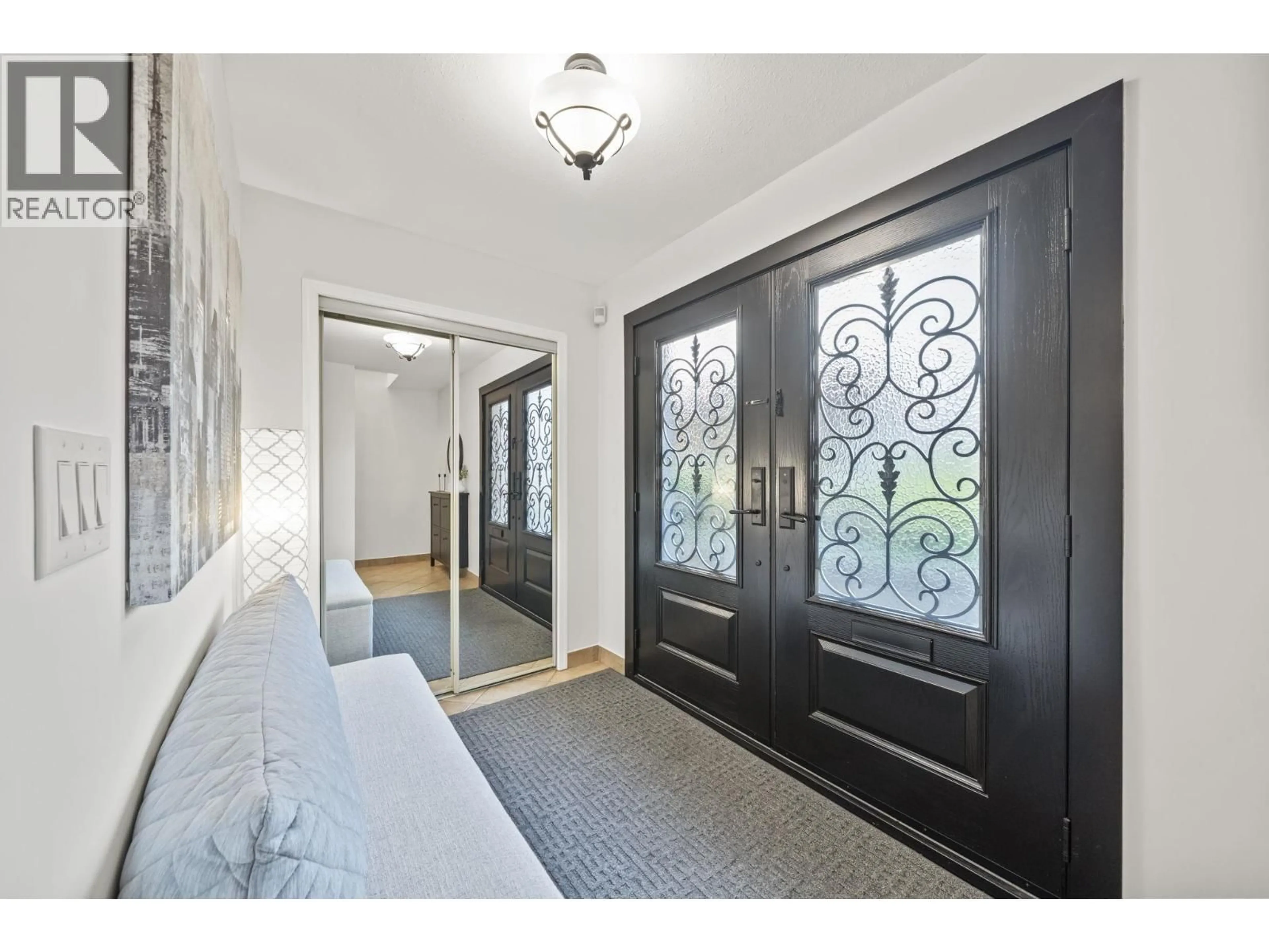 Indoor foyer for 4268 GRAVELEY STREET, Burnaby British Columbia V5C3T8