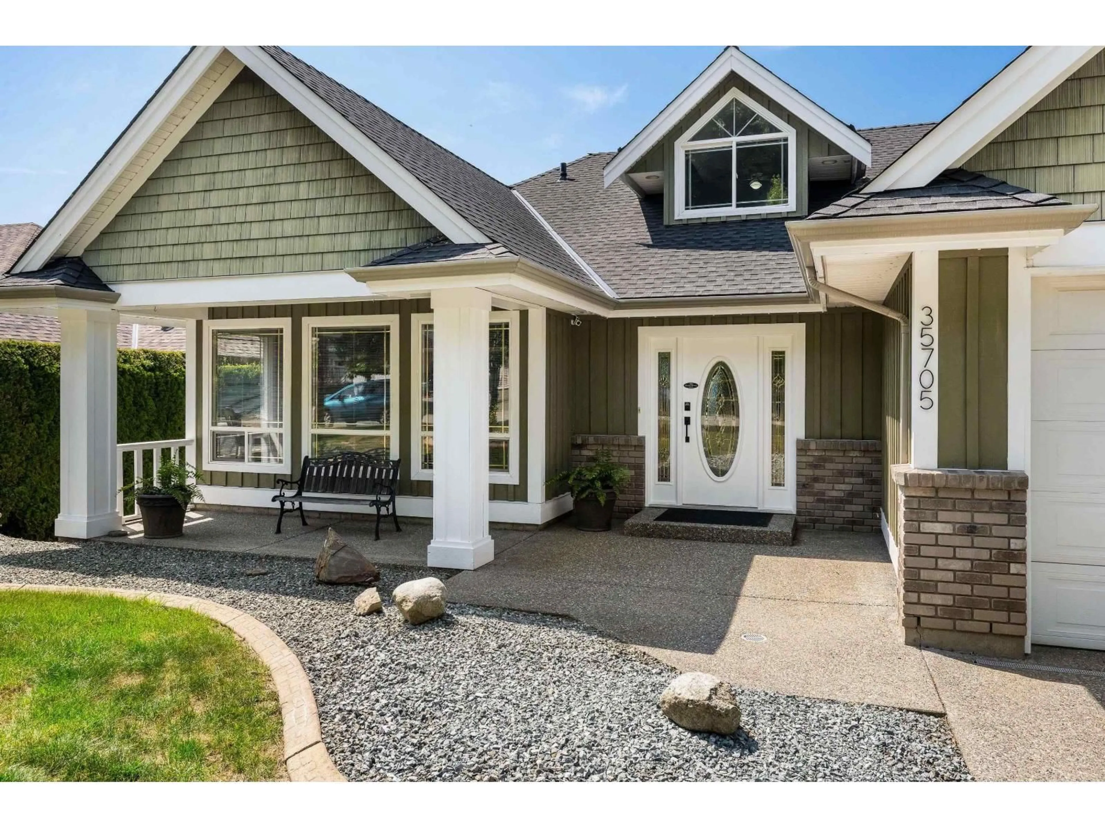 Home with vinyl exterior material, street for 35705 HAWKSVIEW PLACE, Abbotsford British Columbia V3G2Y1