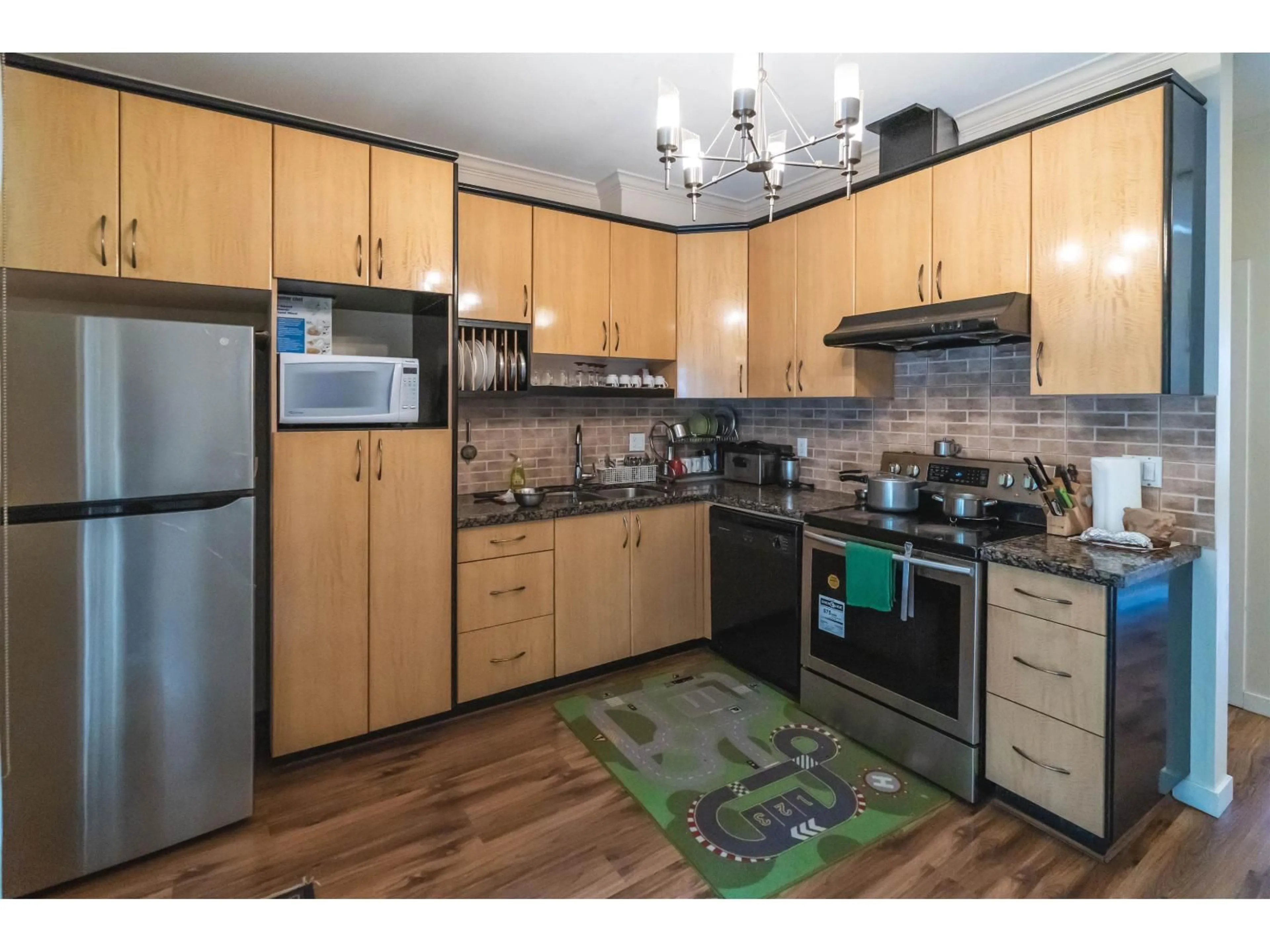 Standard kitchen, wood/laminate floor for 27 - 12585 72 AVENUE, Surrey British Columbia V3W1R9