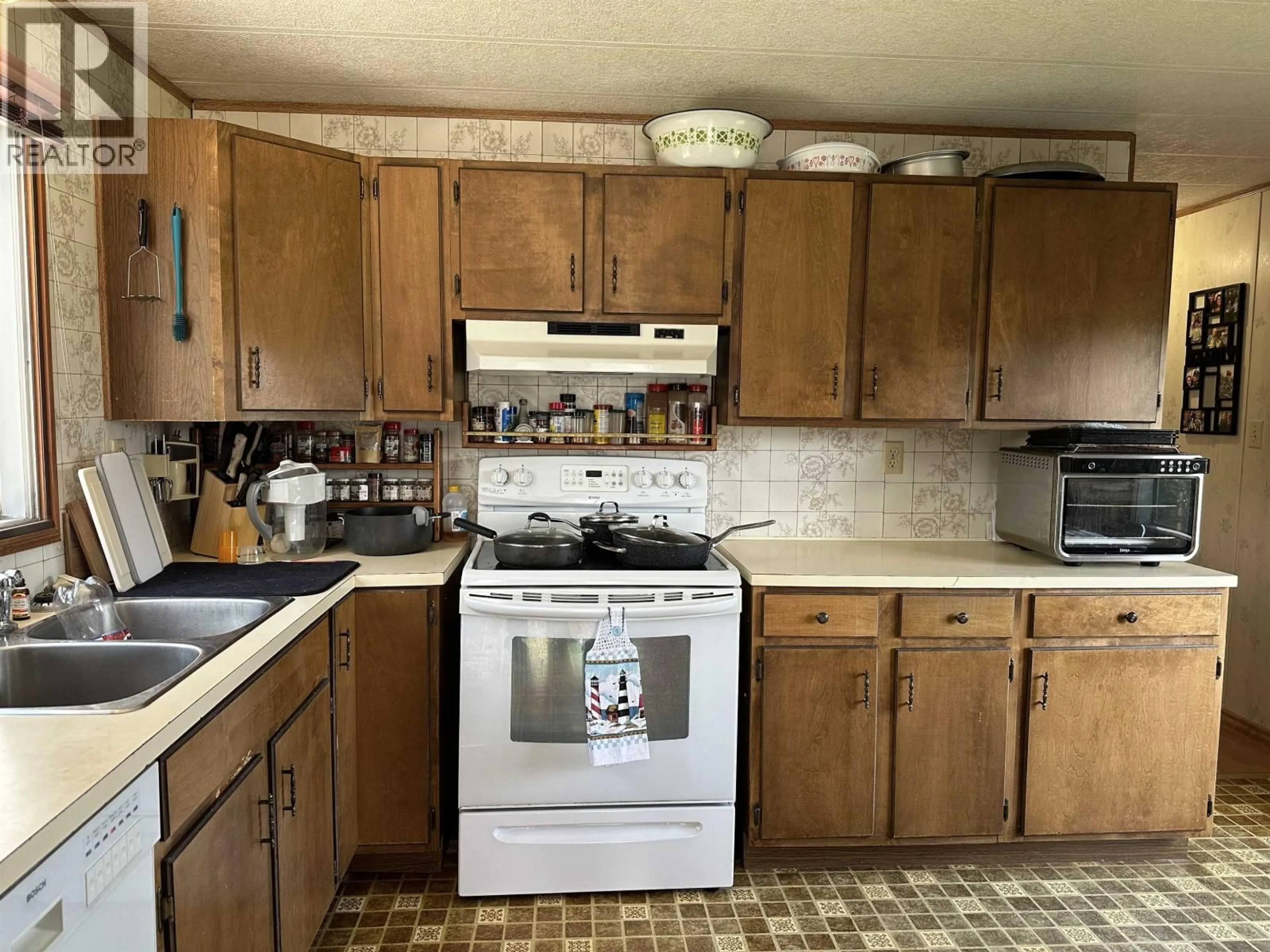 Standard kitchen, unknown for 13354 PARK FRONTAGE ROAD, Charlie Lake British Columbia V1G8G4