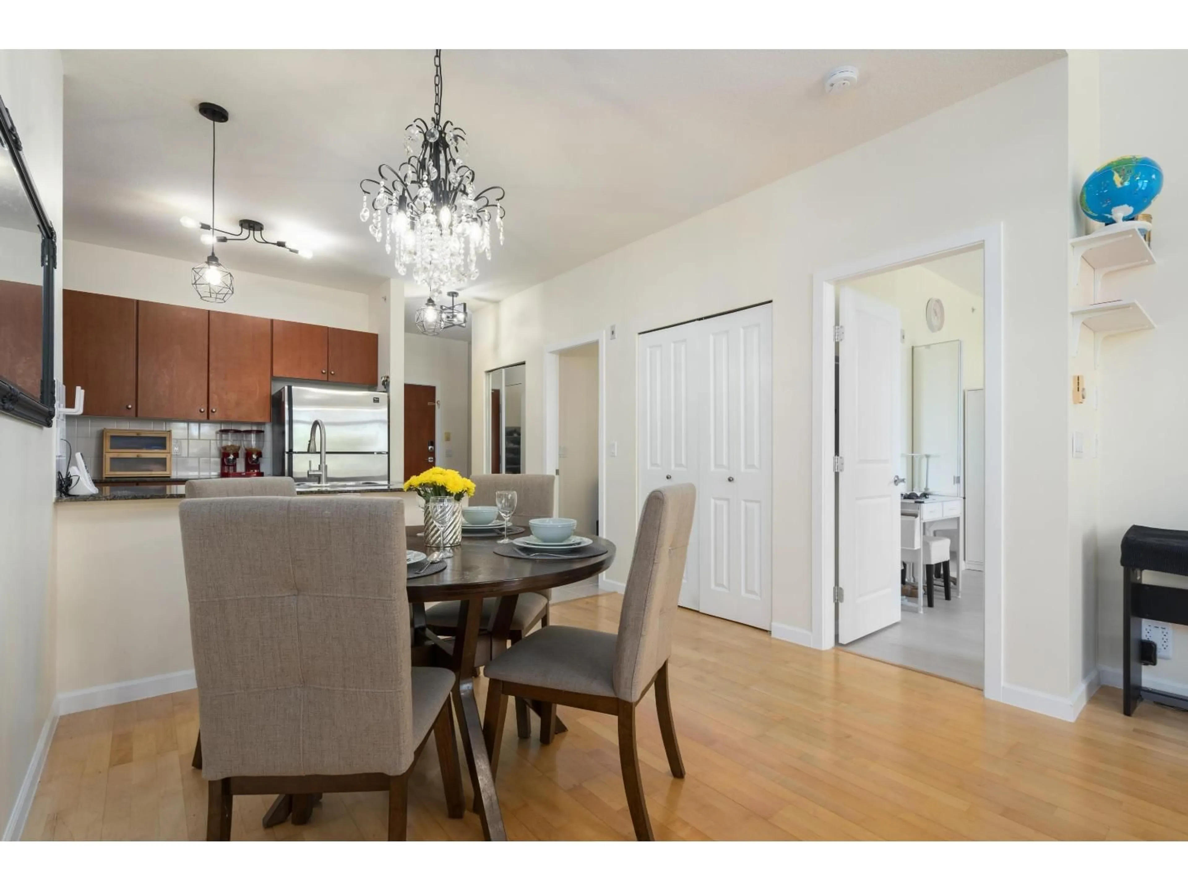 Dining room, wood/laminate floor for 418 - 10180 153 STREET, Surrey British Columbia V3R0B5
