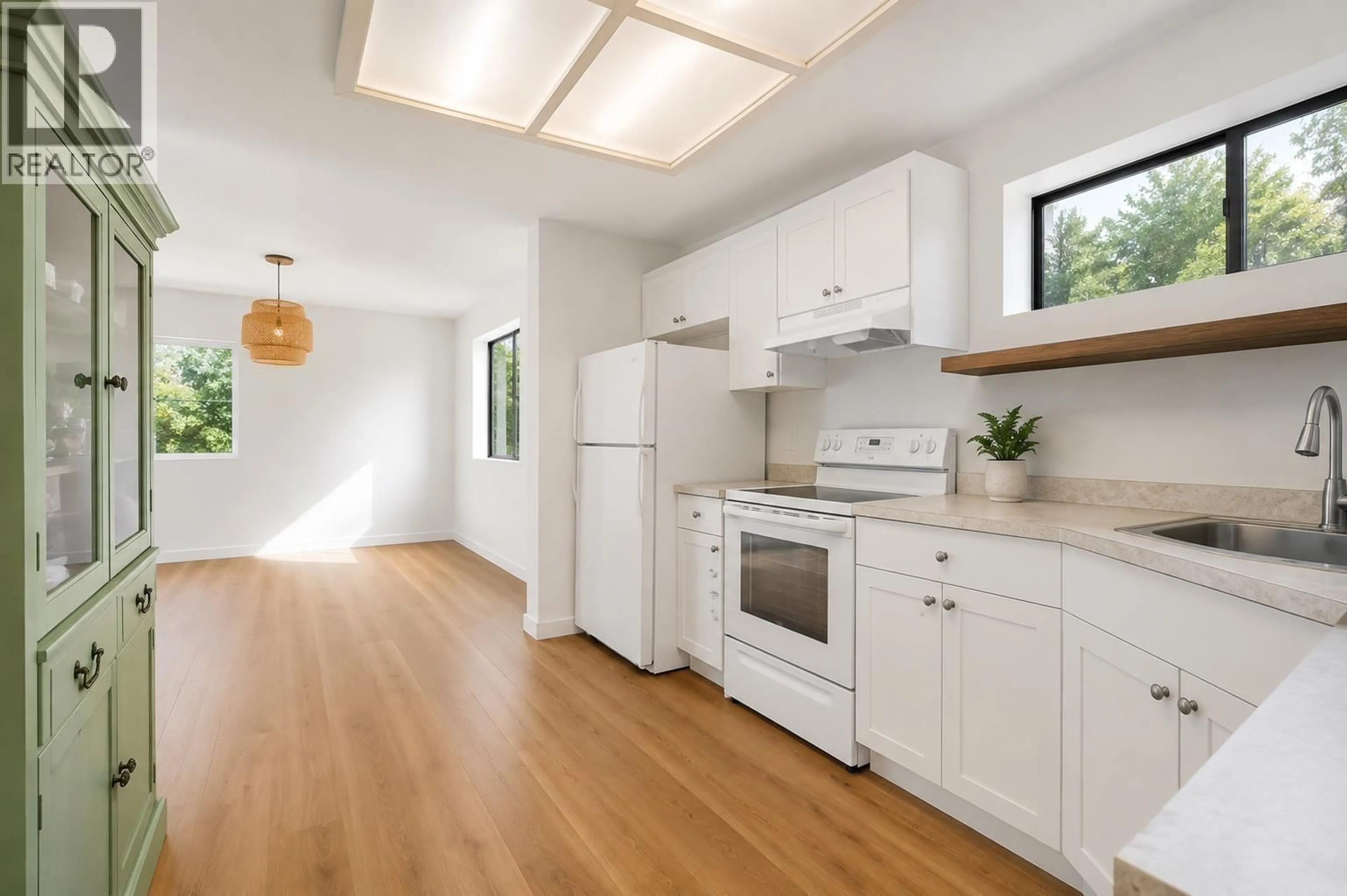Open concept kitchen, unknown for 3003 SUNNYHURST ROAD, North Vancouver British Columbia V7K2G4