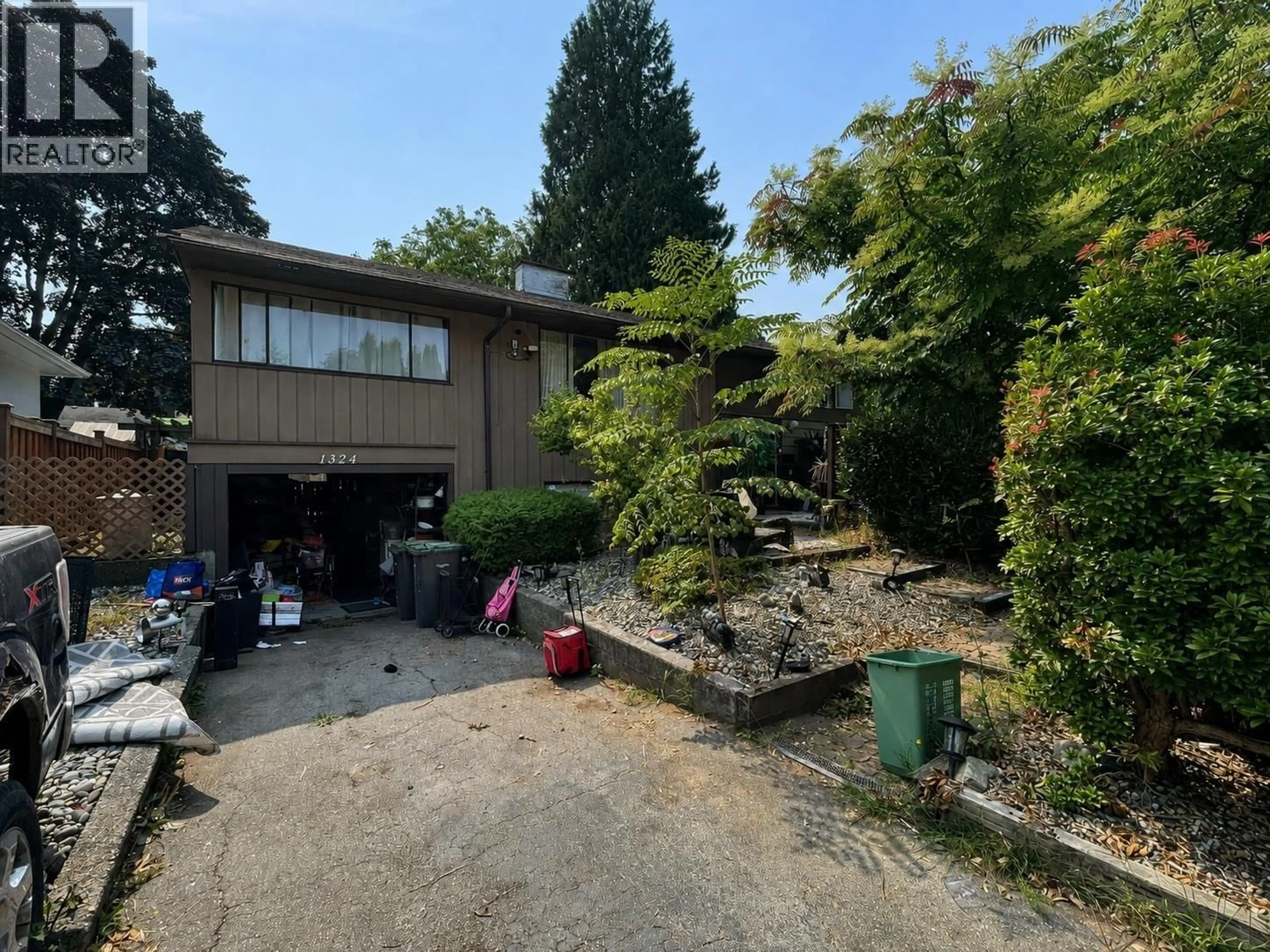 A pic from outside/outdoor area/front of a property/back of a property/a pic from drone, unknown for 1324 WILLOW WAY, Coquitlam British Columbia V3J5M3