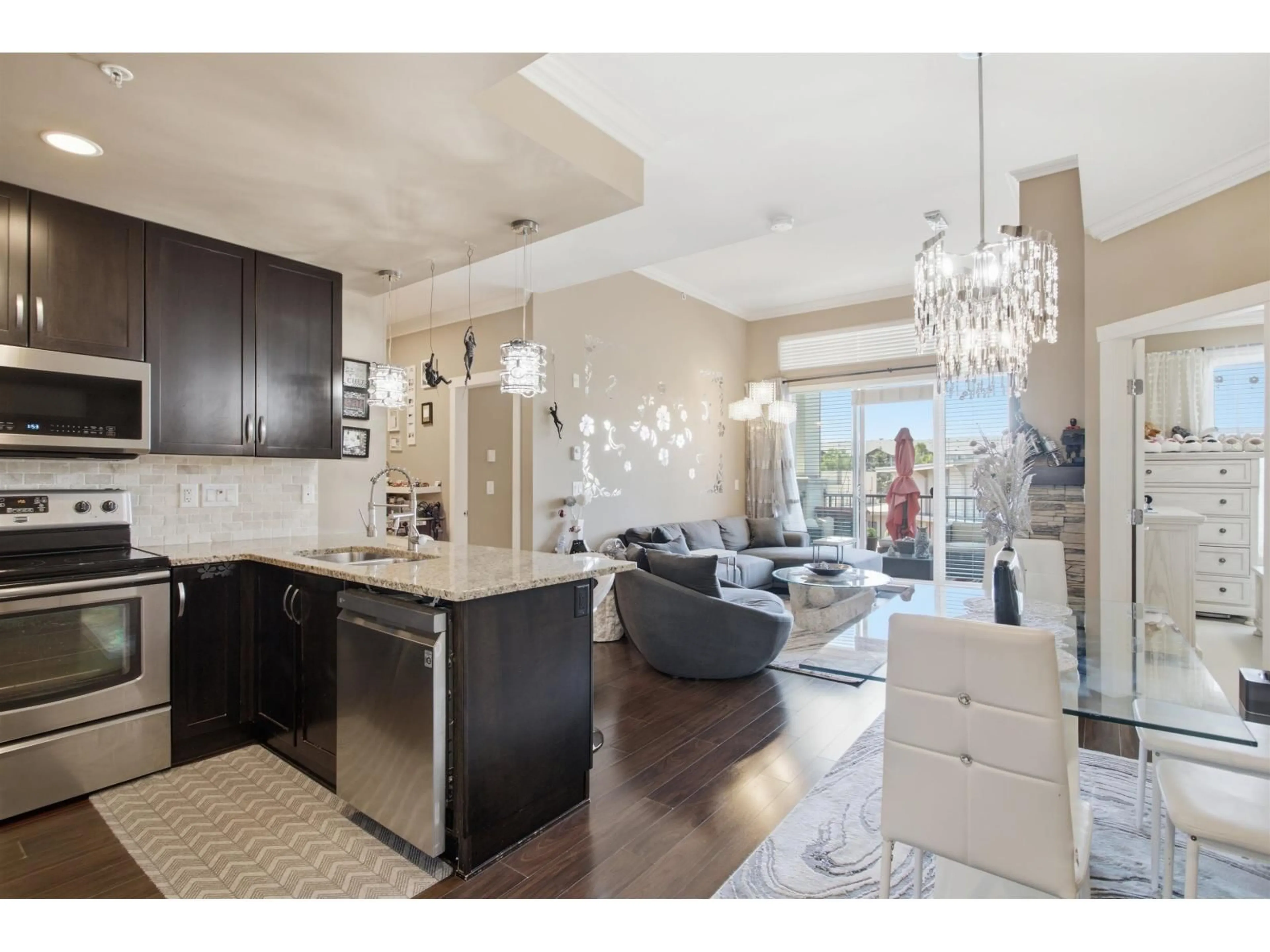 Open concept kitchen, ceramic/tile floor for 413 - 3192 GLADWIN ROAD, Abbotsford British Columbia V2T6M9