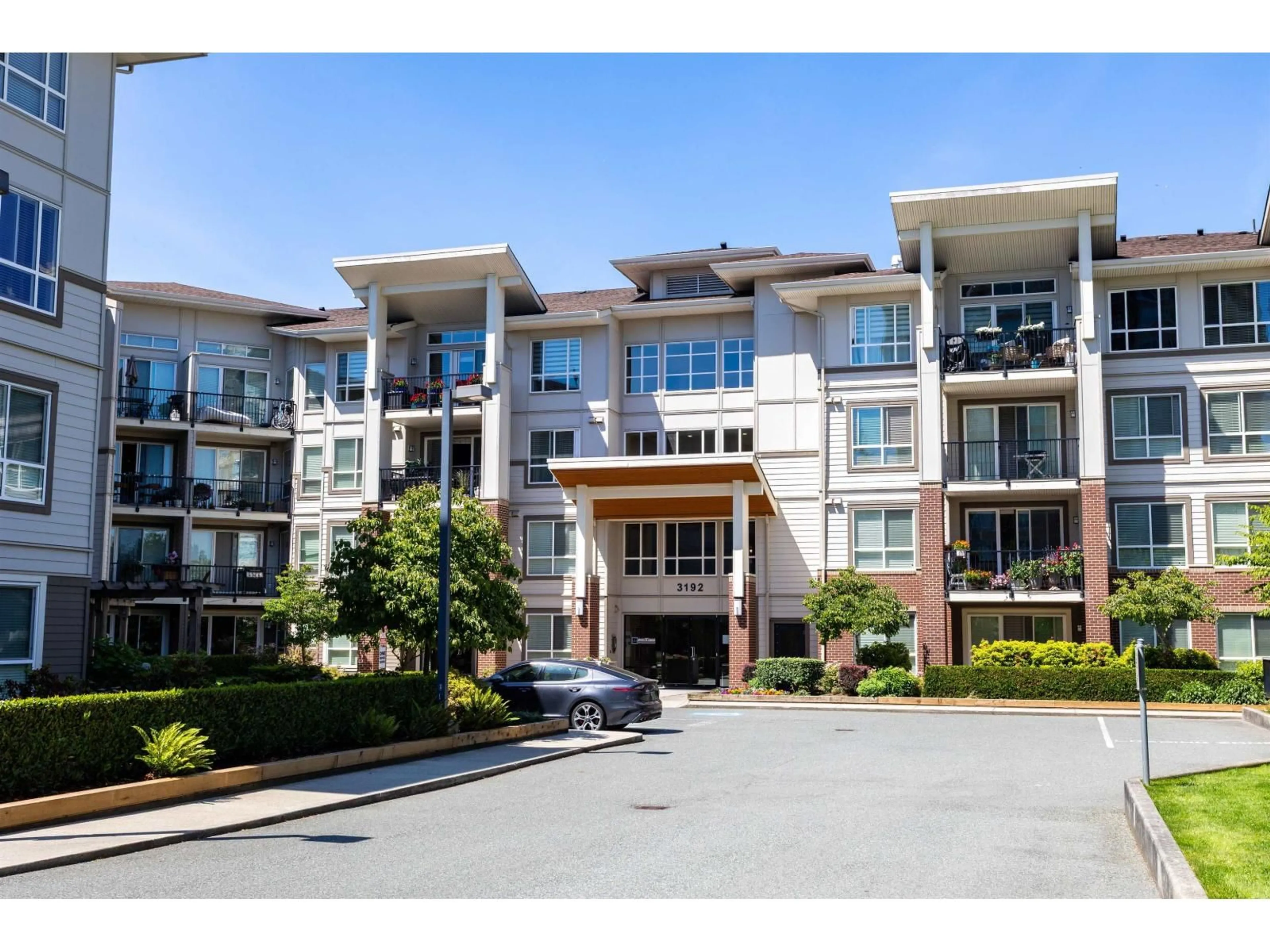 Indoor foyer for 413 - 3192 GLADWIN ROAD, Abbotsford British Columbia V2T6M9