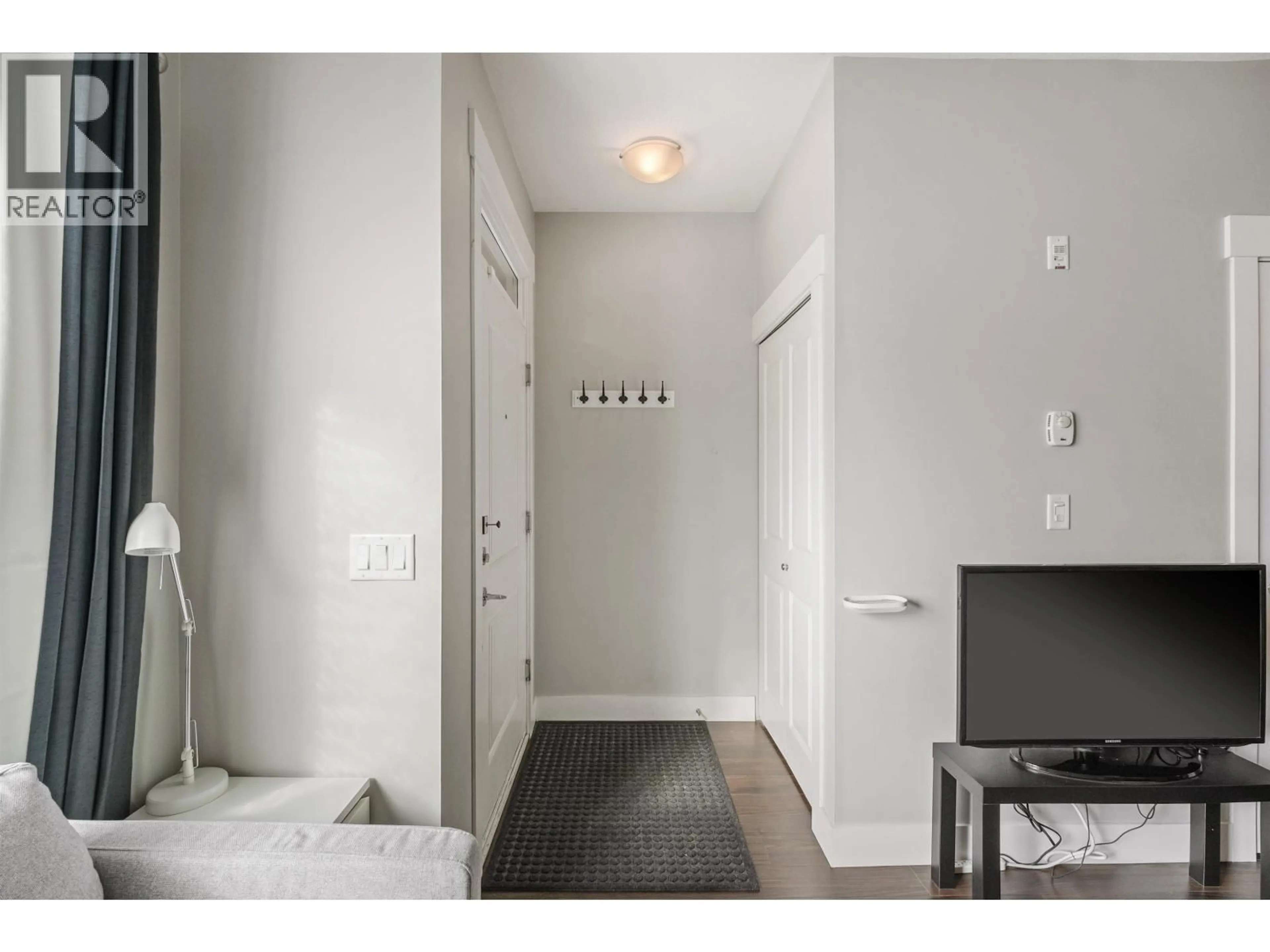 Indoor entryway for 1 - 838 ROYAL AVENUE, New Westminster British Columbia V3M1J9