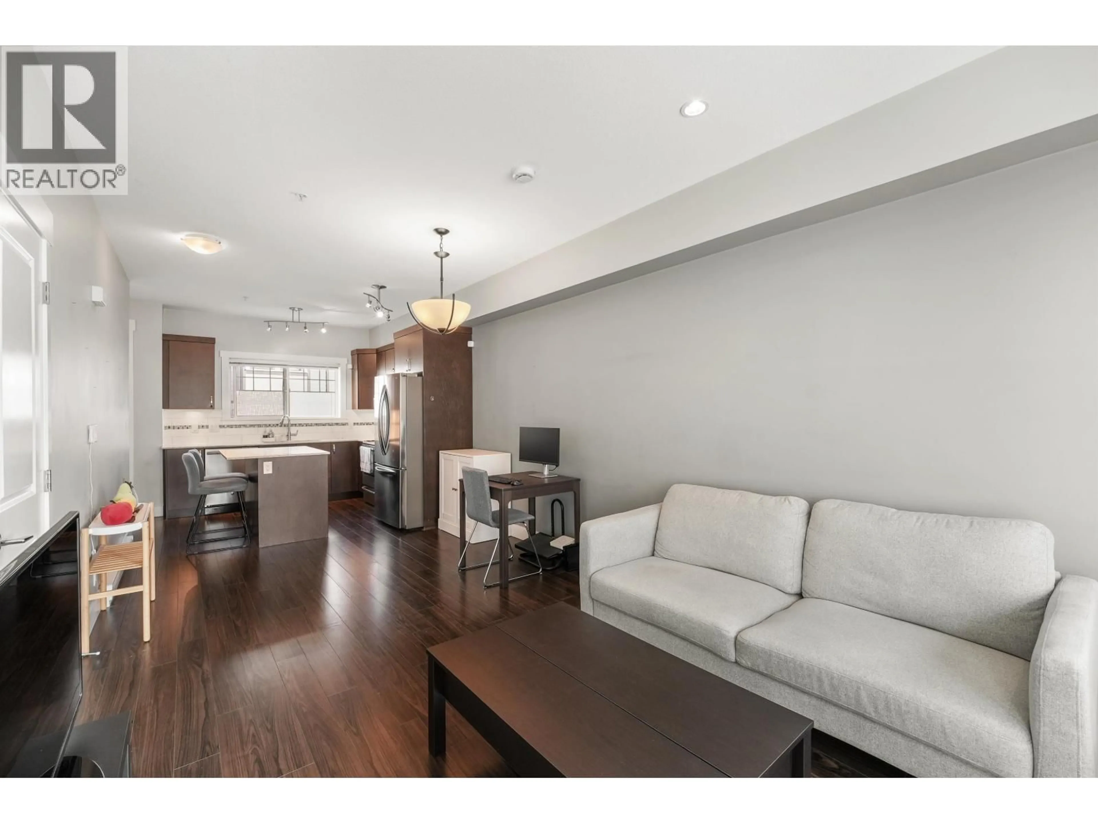 Living room with furniture, wood/laminate floor for 1 - 838 ROYAL AVENUE, New Westminster British Columbia V3M1J9