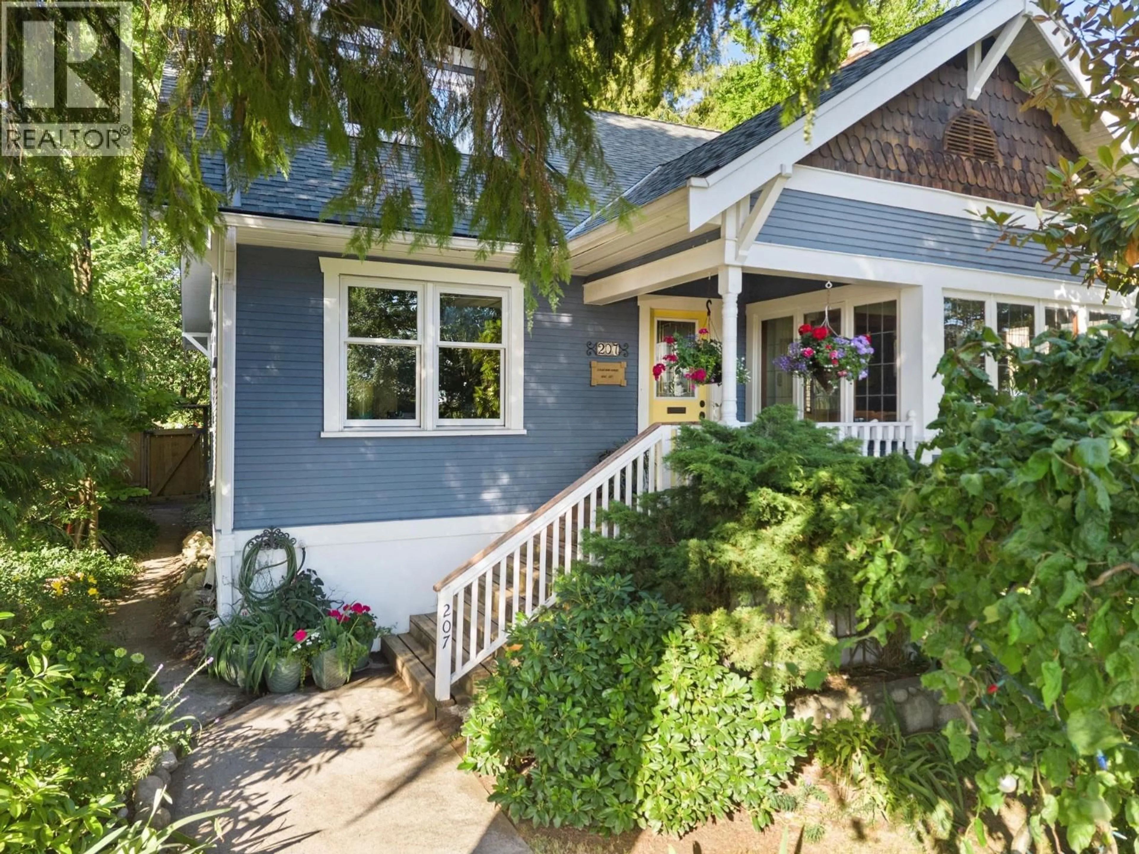 Home with vinyl exterior material, street for 207 EIGHTH STREET, New Westminster British Columbia V3M3P8