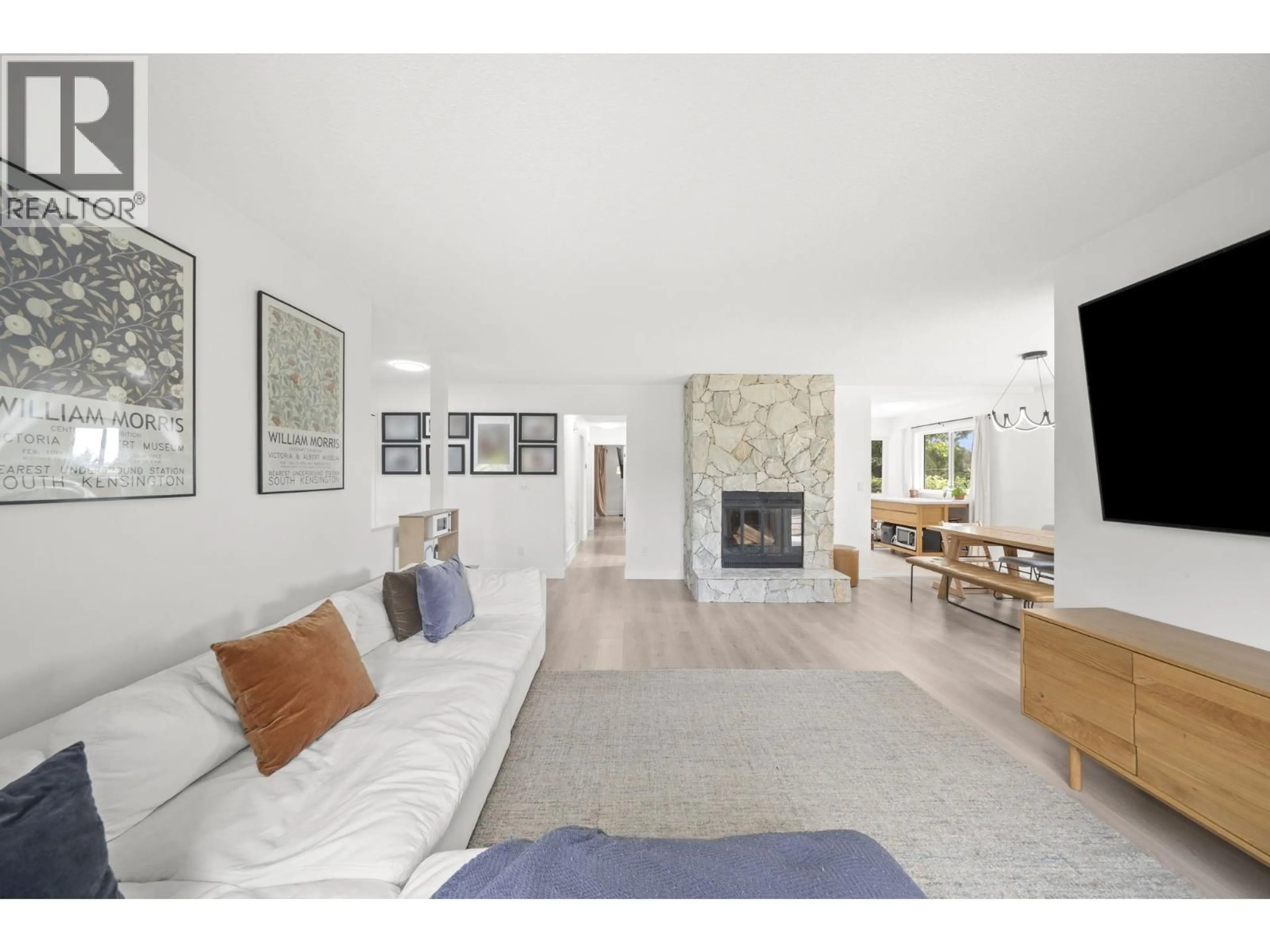 Living room with furniture, unknown for 17 CAMPION COURT, Port Moody British Columbia V3H4A9