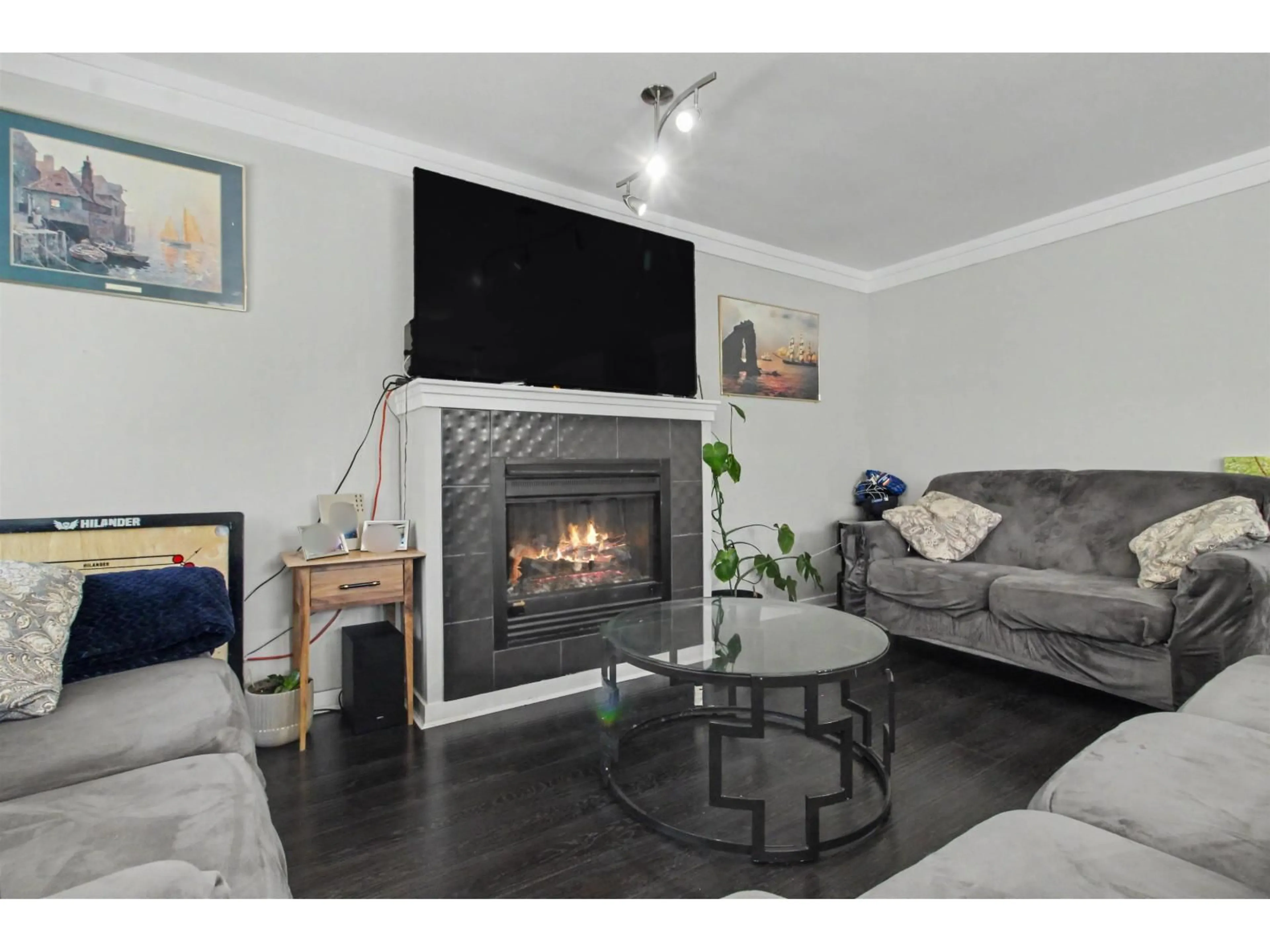 Living room with furniture, wood/laminate floor for 45 - 12711 64 AVENUE, Surrey British Columbia V3W1X1
