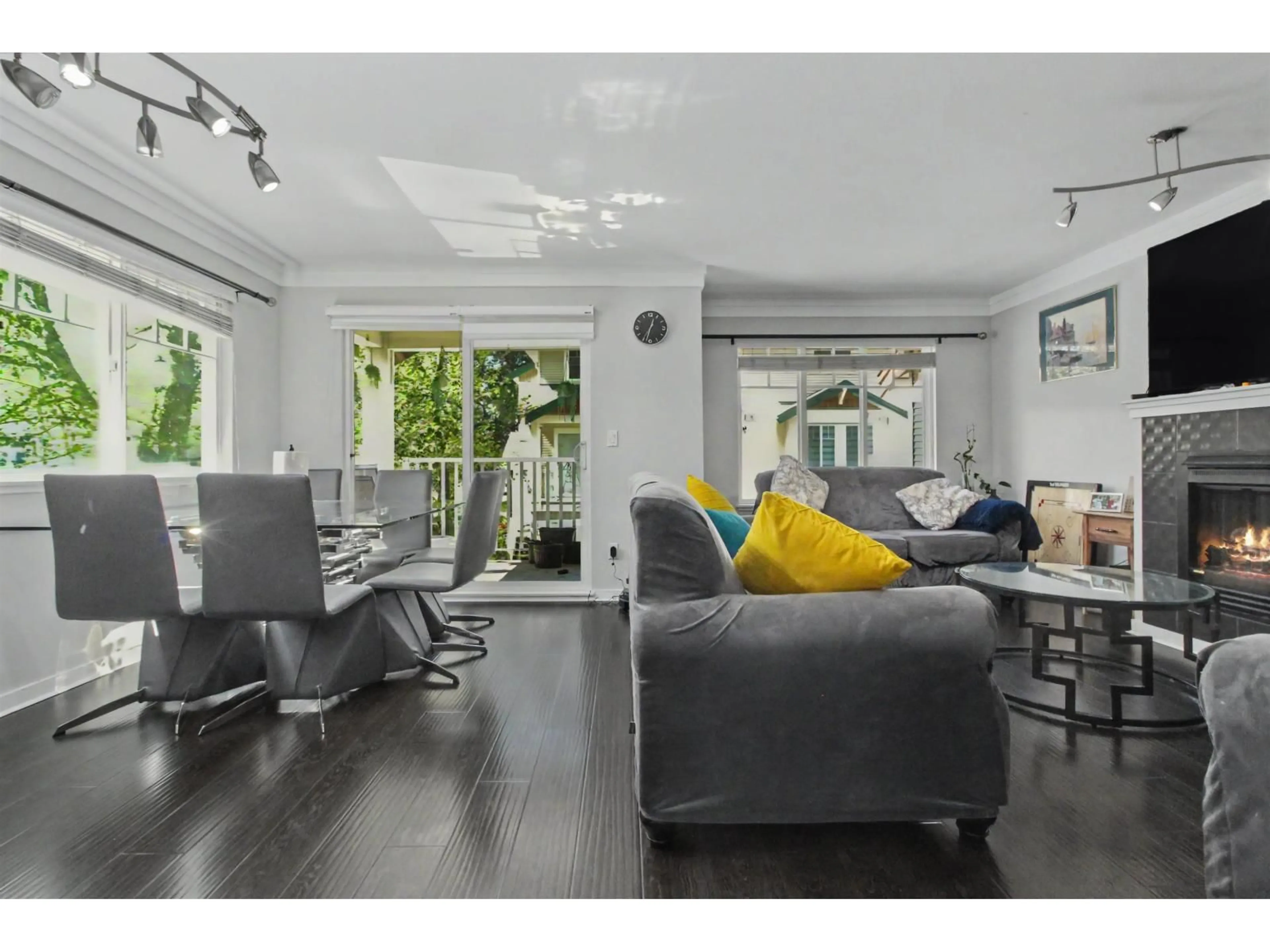Living room with furniture, unknown for 45 - 12711 64 AVENUE, Surrey British Columbia V3W1X1