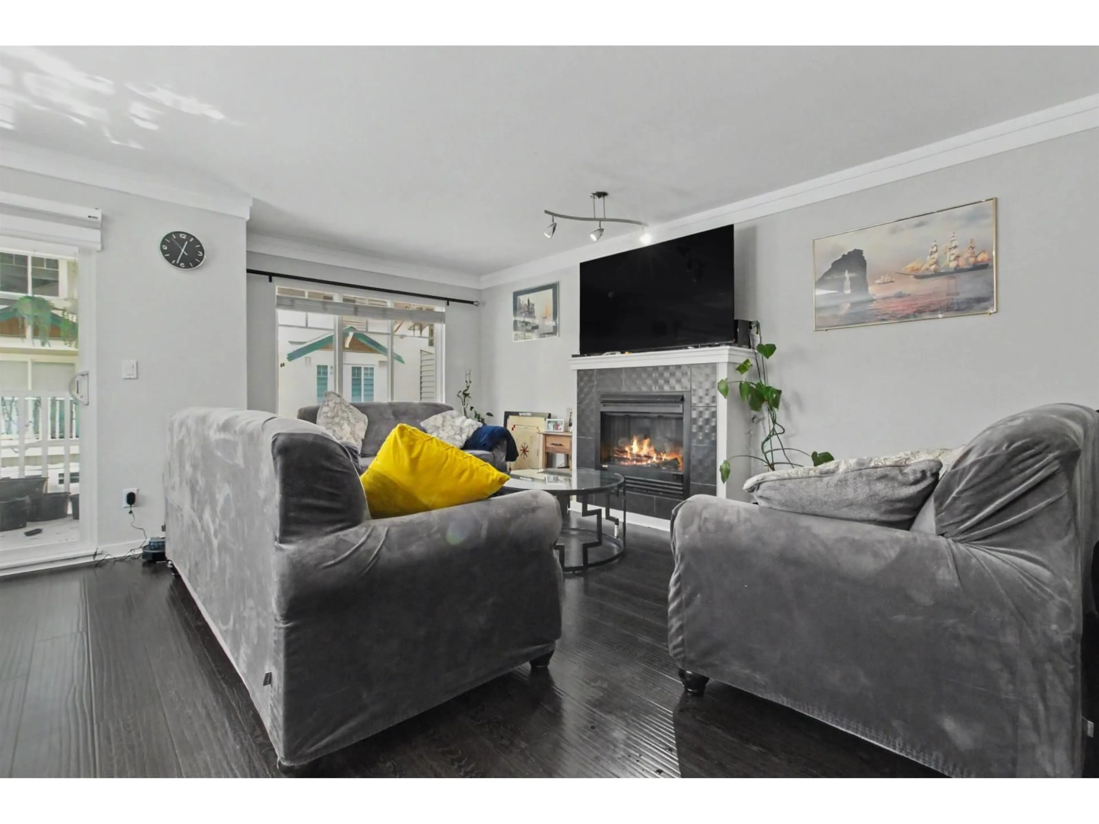 Living room with furniture, unknown for 45 - 12711 64 AVENUE, Surrey British Columbia V3W1X1