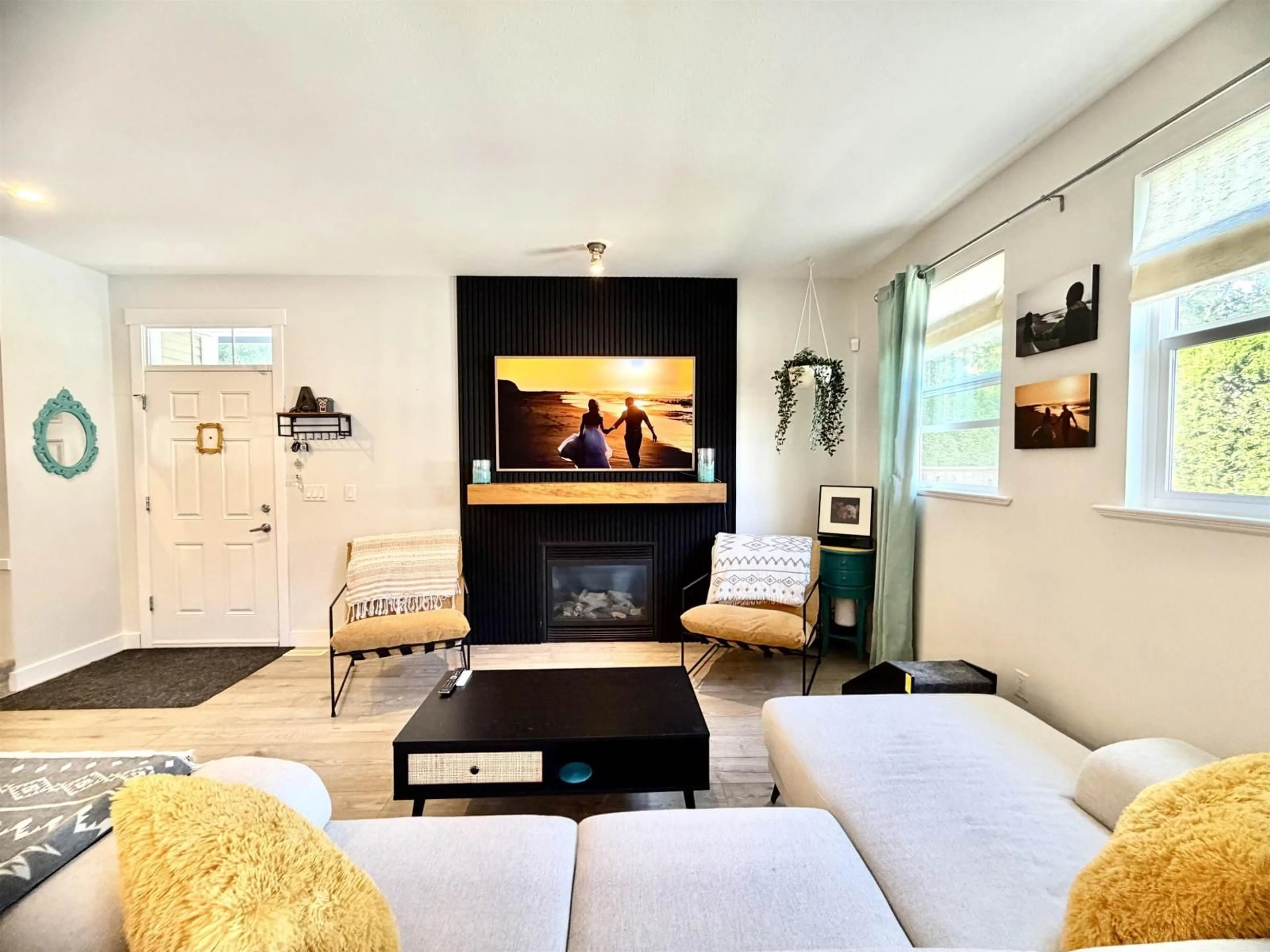 Living room with furniture, unknown for 3 - 18011 70 AVENUE, Surrey British Columbia V3S6X3