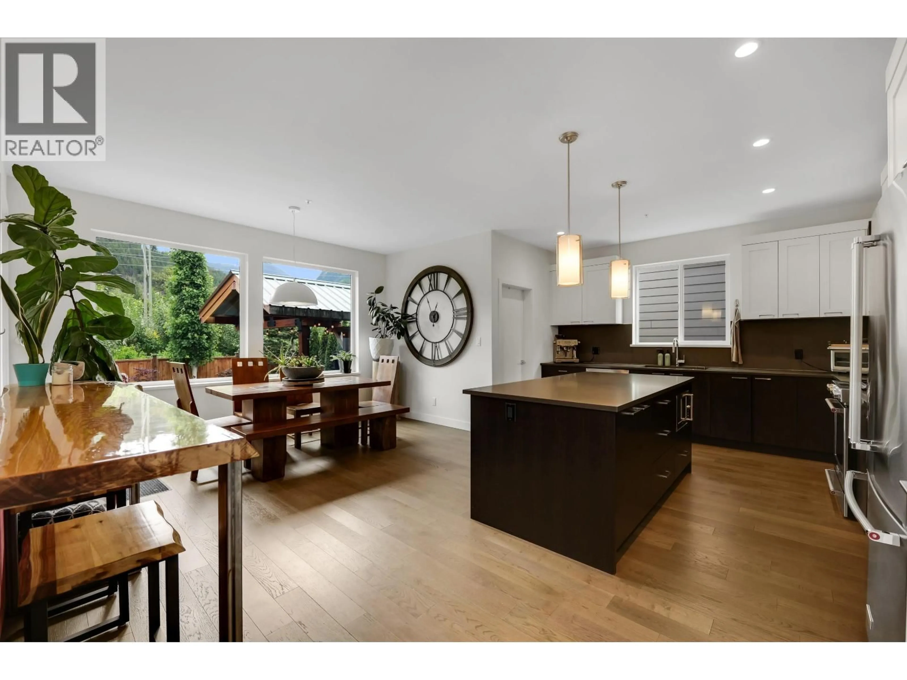 Open concept kitchen, unknown for 39224 CARDINAL DRIVE, Squamish British Columbia V8B0V3