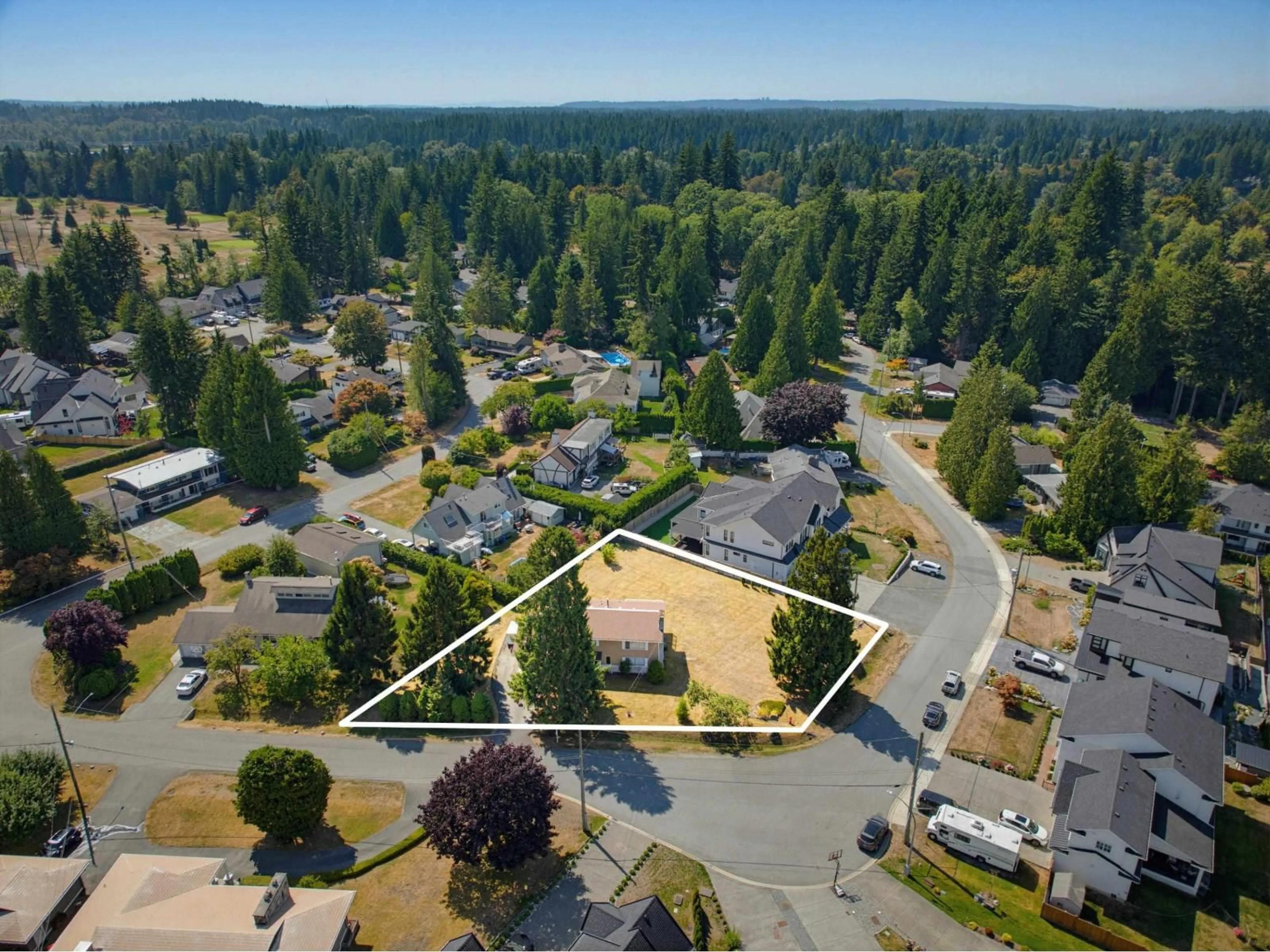 A pic from outside/outdoor area/front of a property/back of a property/a pic from drone, unknown for 4503 SOUTHRIDGE CRESCENT, Langley British Columbia V3A4N7