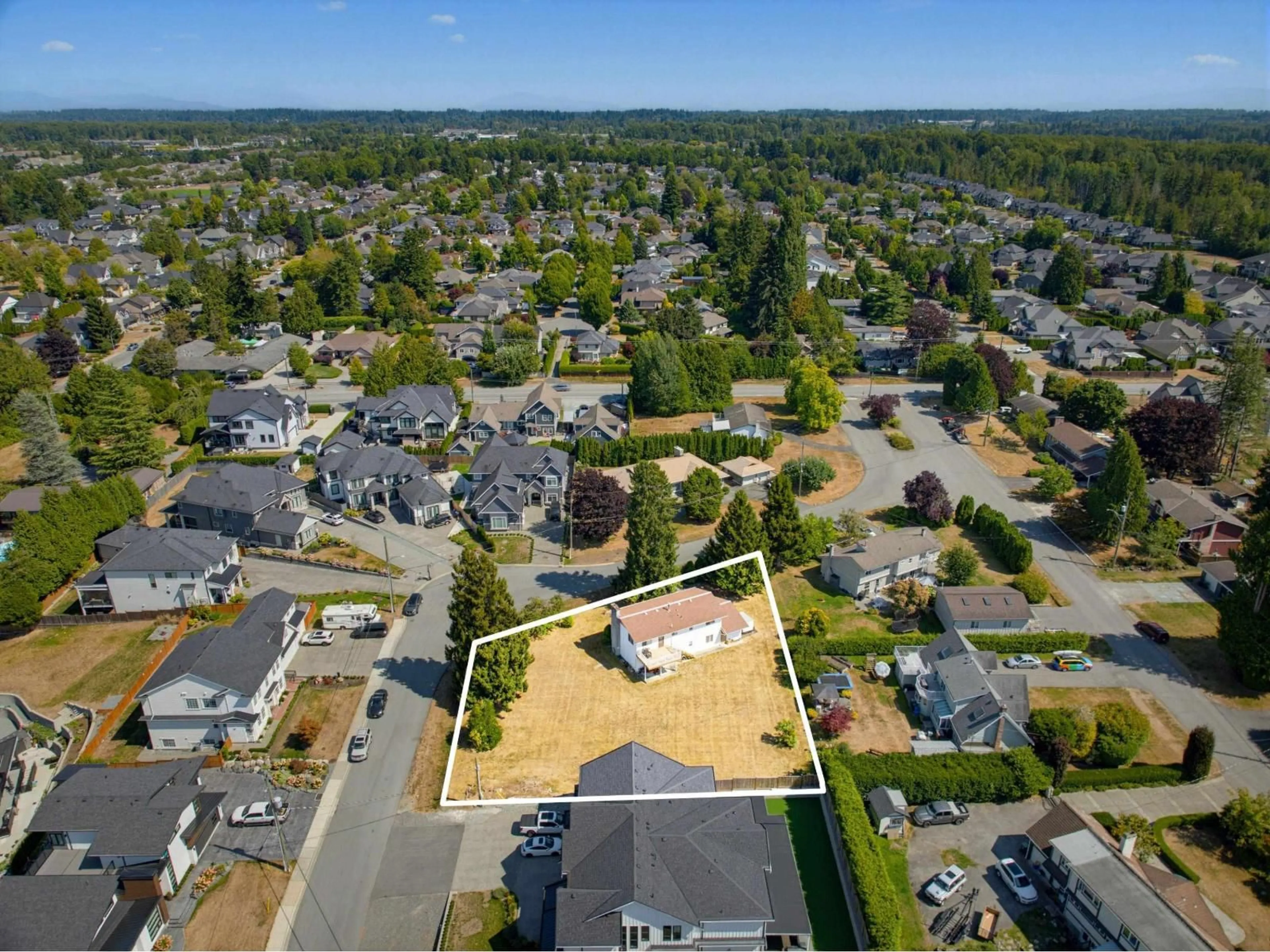 A pic from outside/outdoor area/front of a property/back of a property/a pic from drone, street for 4503 SOUTHRIDGE CRESCENT, Langley British Columbia V3A4N7