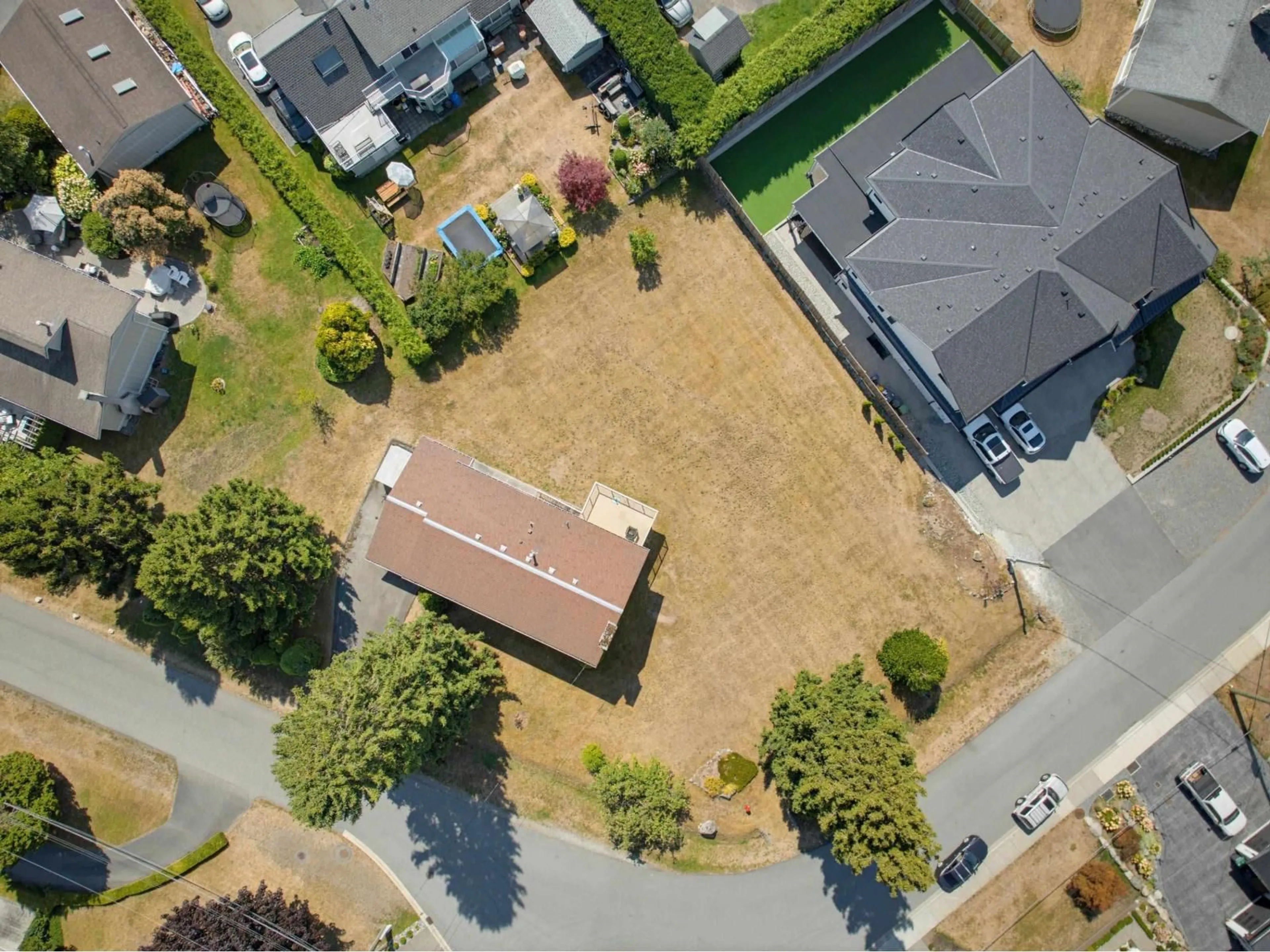 A pic from outside/outdoor area/front of a property/back of a property/a pic from drone, street for 4503 SOUTHRIDGE CRESCENT, Langley British Columbia V3A4N7