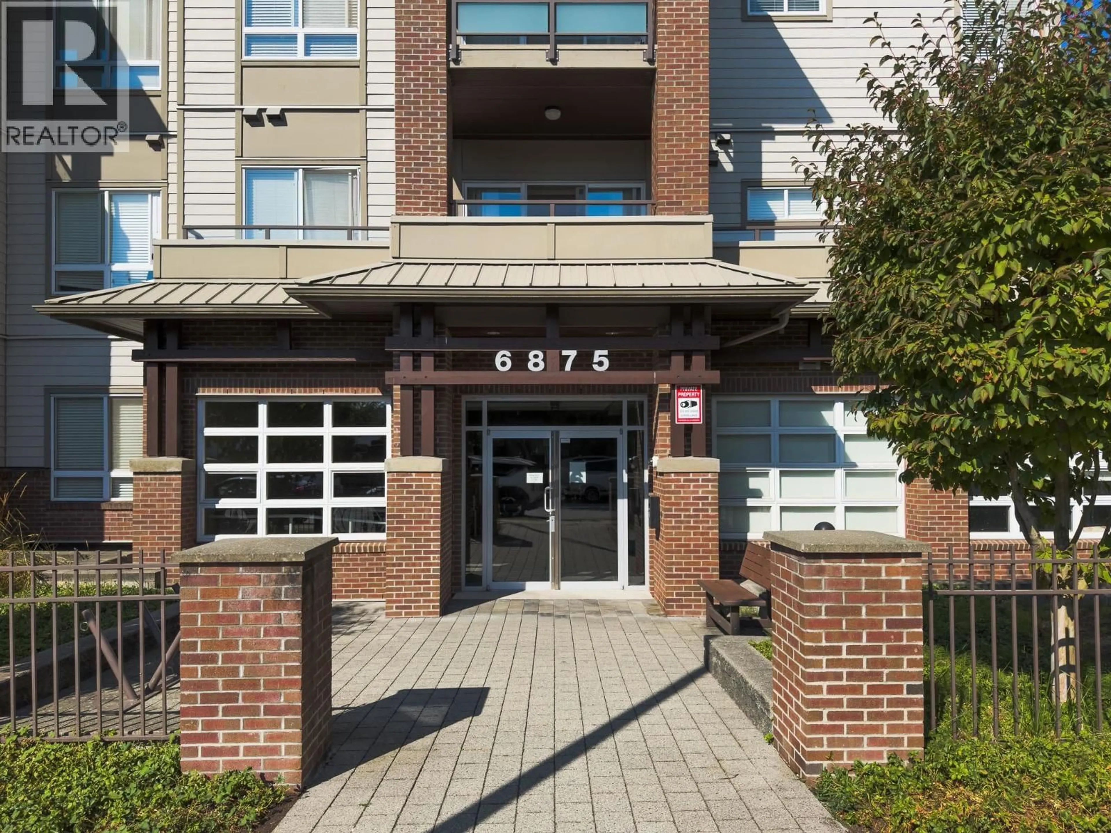 Indoor foyer for 305 - 6875 DUNBLANE AVENUE, Burnaby British Columbia V5J0G6