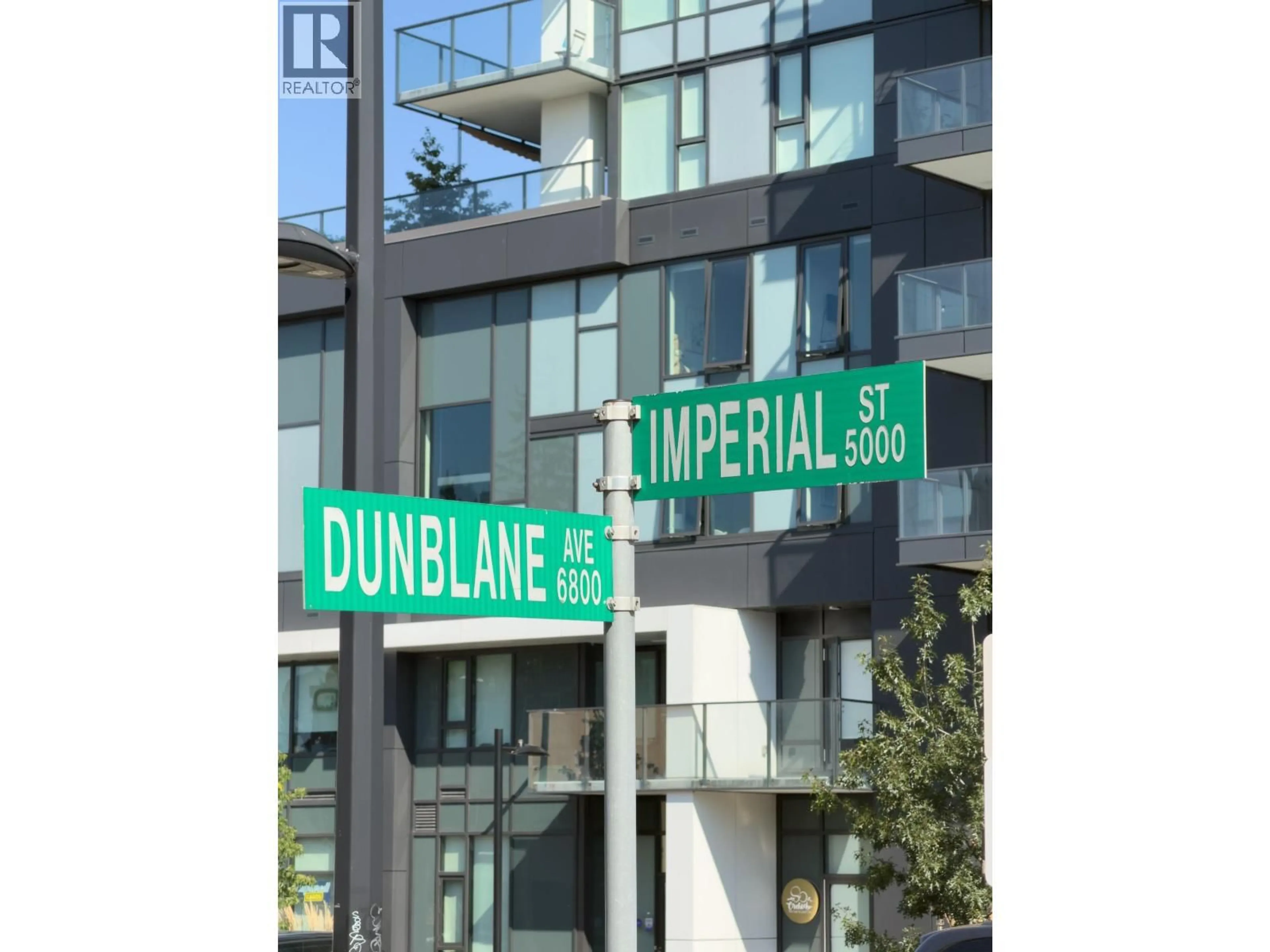 Indoor foyer for 305 - 6875 DUNBLANE AVENUE, Burnaby British Columbia V5J0G6