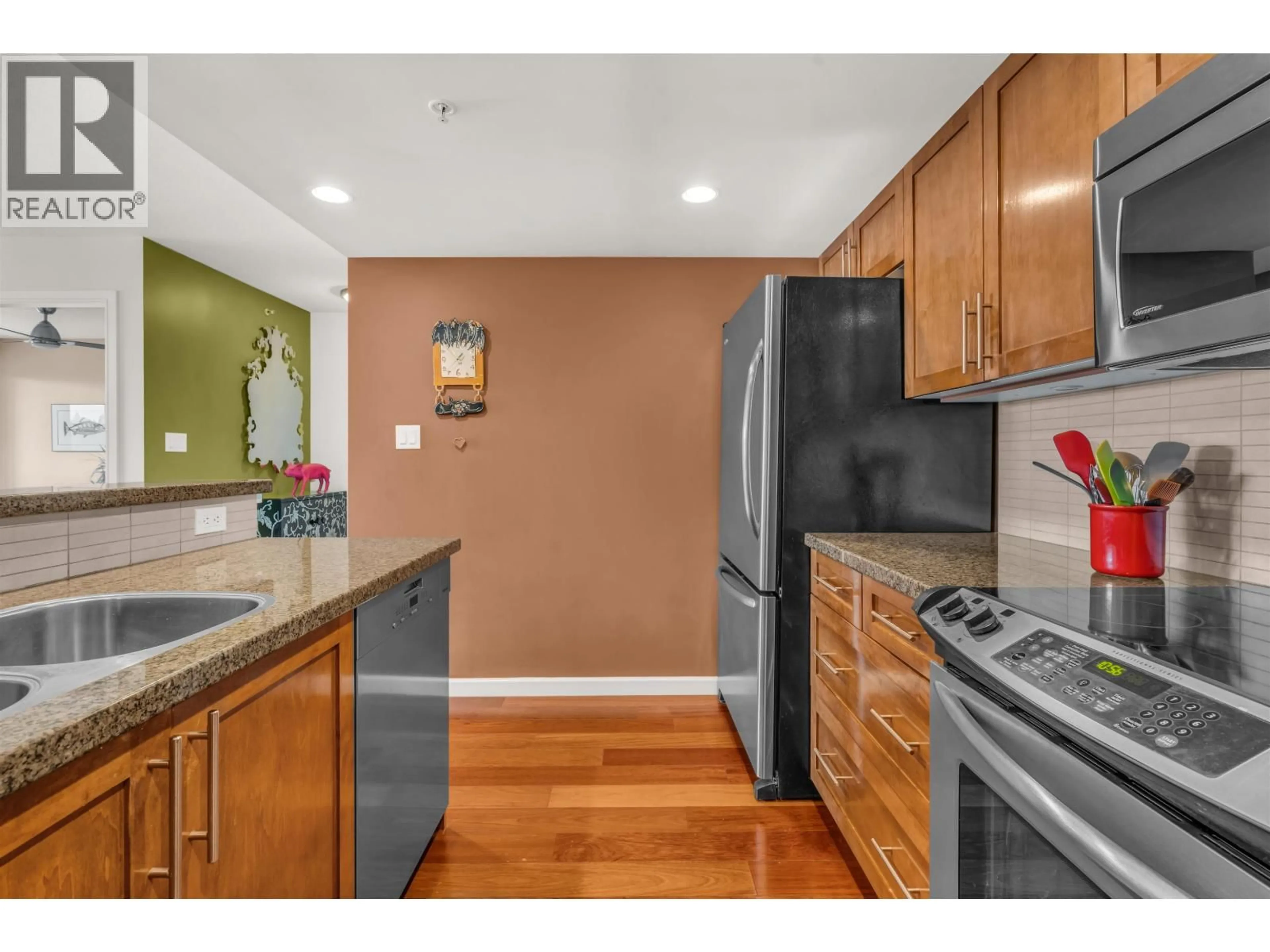 Standard kitchen, wood/laminate floor for 1404 - 288 UNGLESS WAY, Port Moody British Columbia V3H0C9