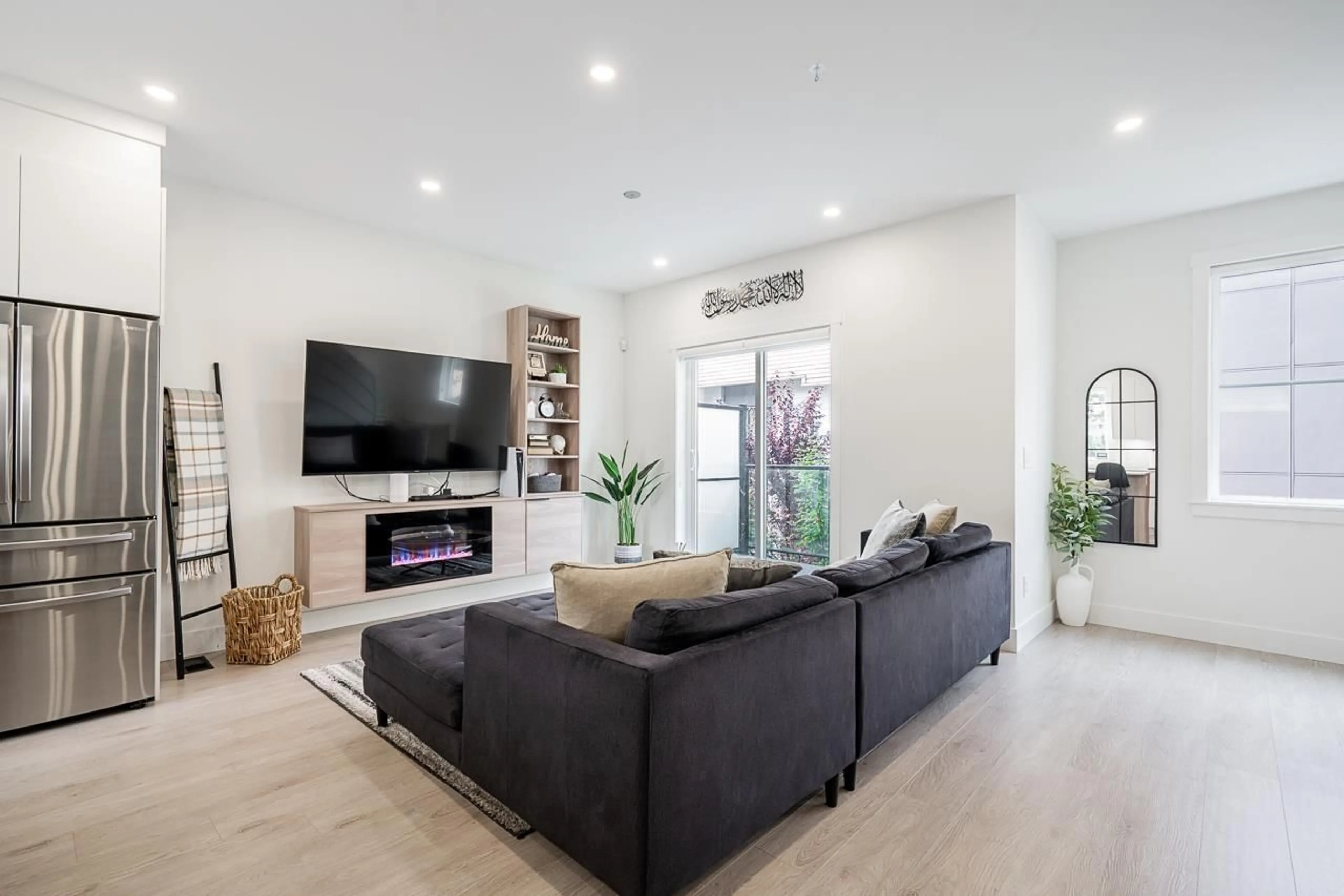 Living room with furniture, unknown for 27 - 6138 128 STREET, Surrey British Columbia V3X0K9