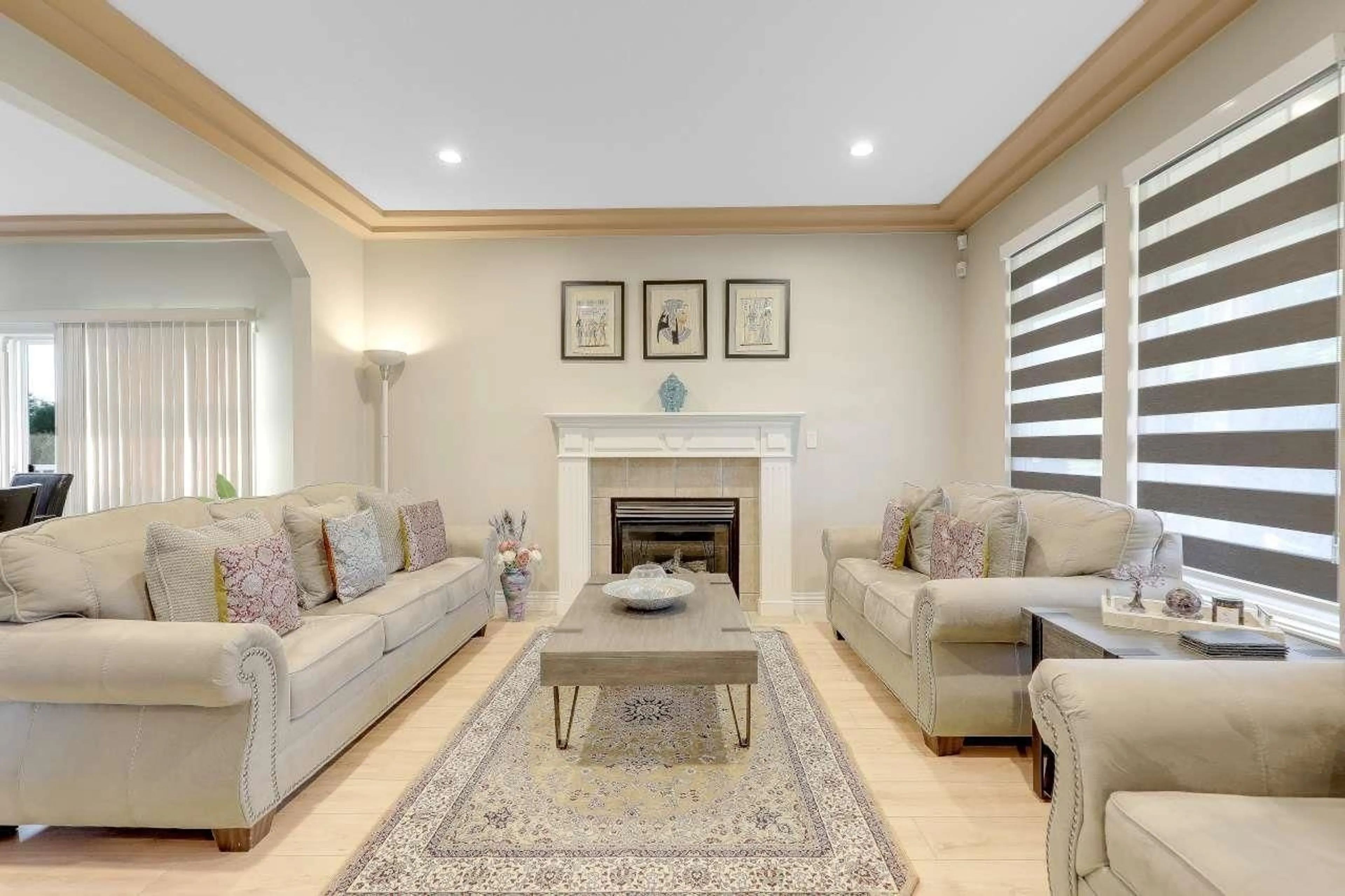 Living room with furniture, unknown for 33834 GREWALL CRESCENT, Mission British Columbia V2V7B6