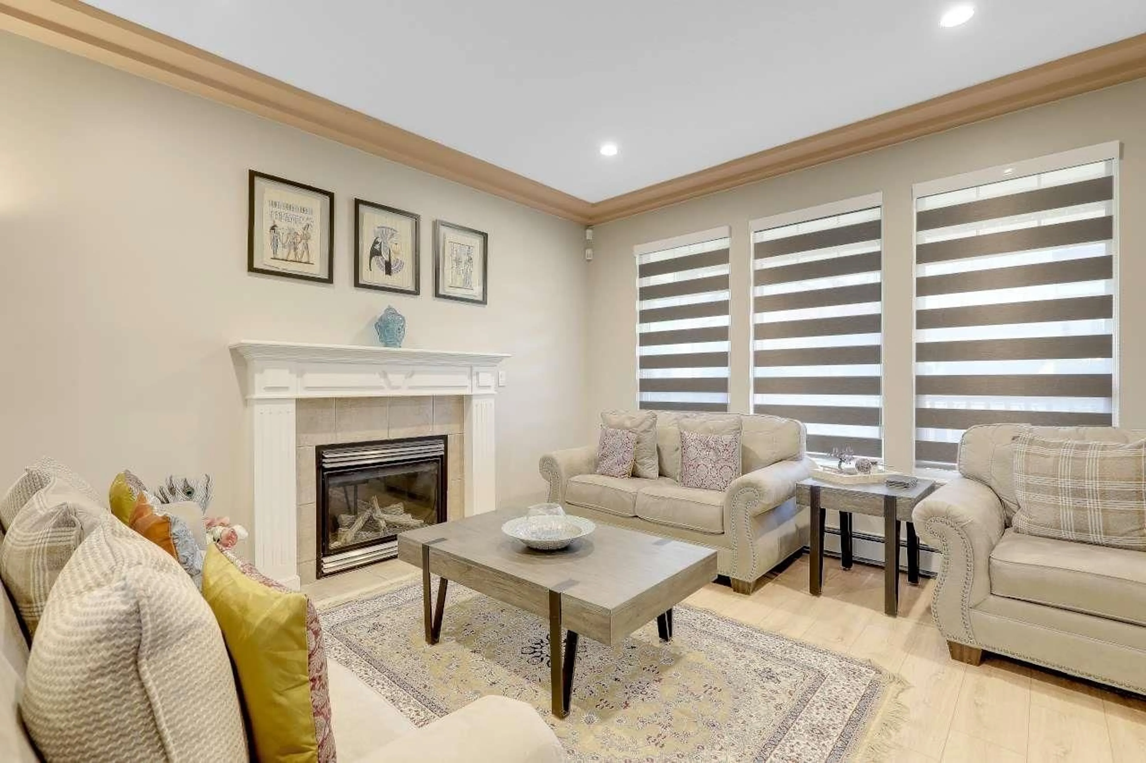 Living room with furniture, unknown for 33834 GREWALL CRESCENT, Mission British Columbia V2V7B6