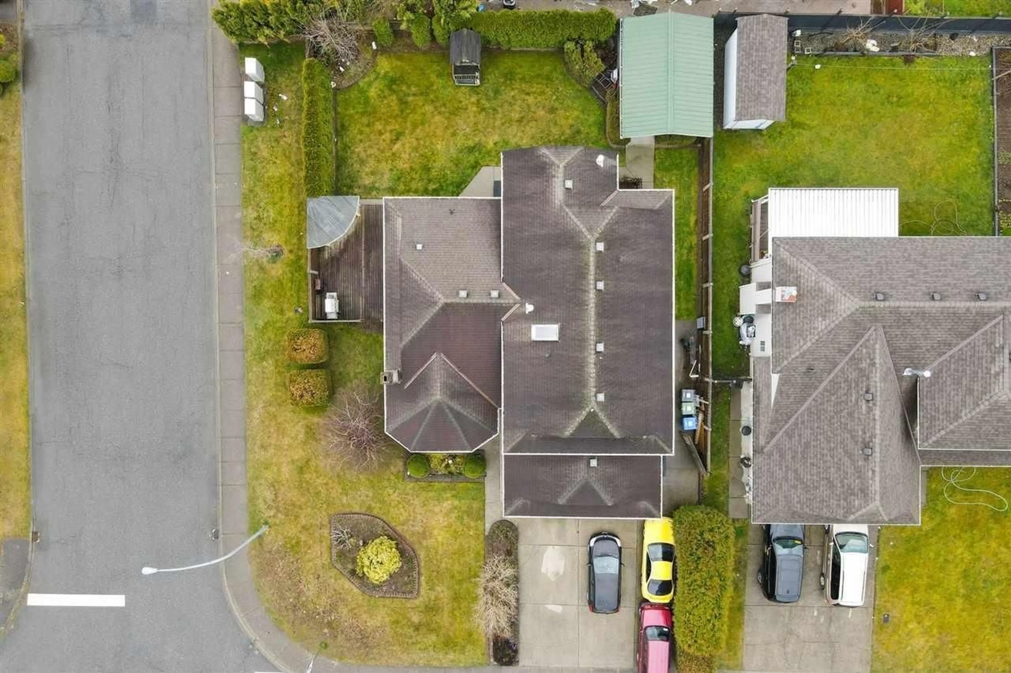 A pic from outside/outdoor area/front of a property/back of a property/a pic from drone, street for 32066 SORRENTO AVENUE, Abbotsford British Columbia V2T5B7