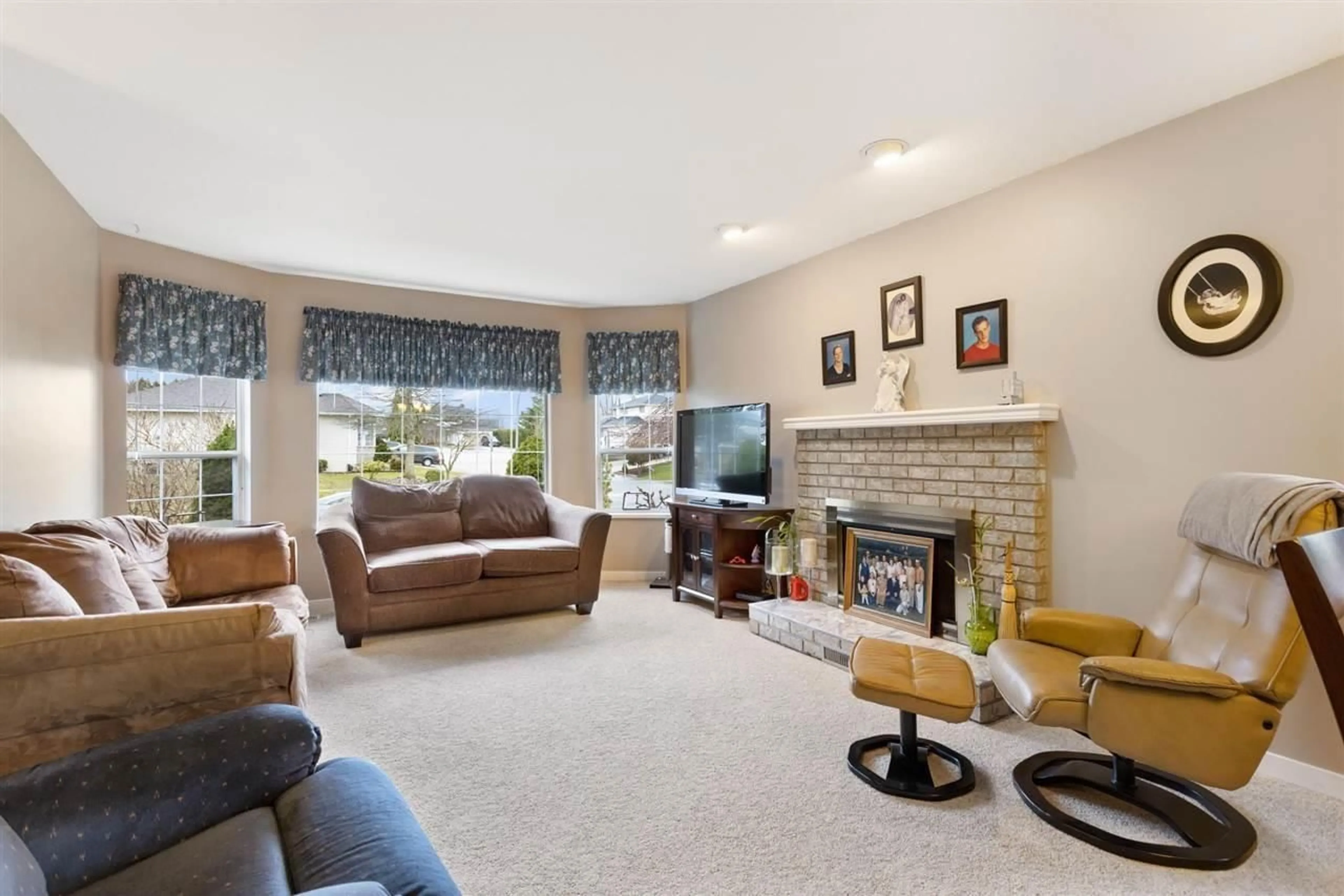 Living room with furniture, unknown for 32066 SORRENTO AVENUE, Abbotsford British Columbia V2T5B7