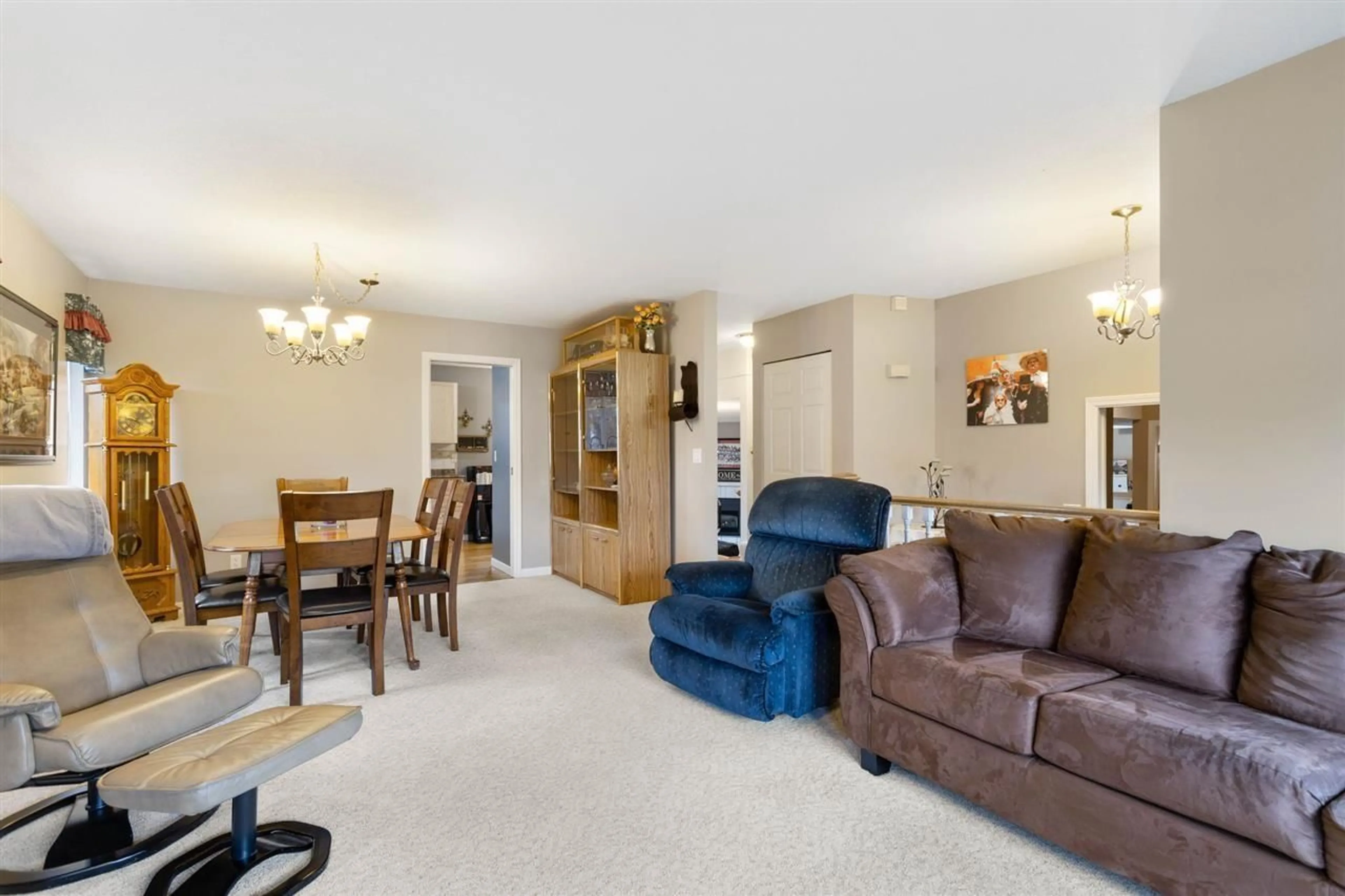 Living room with furniture, unknown for 32066 SORRENTO AVENUE, Abbotsford British Columbia V2T5B7