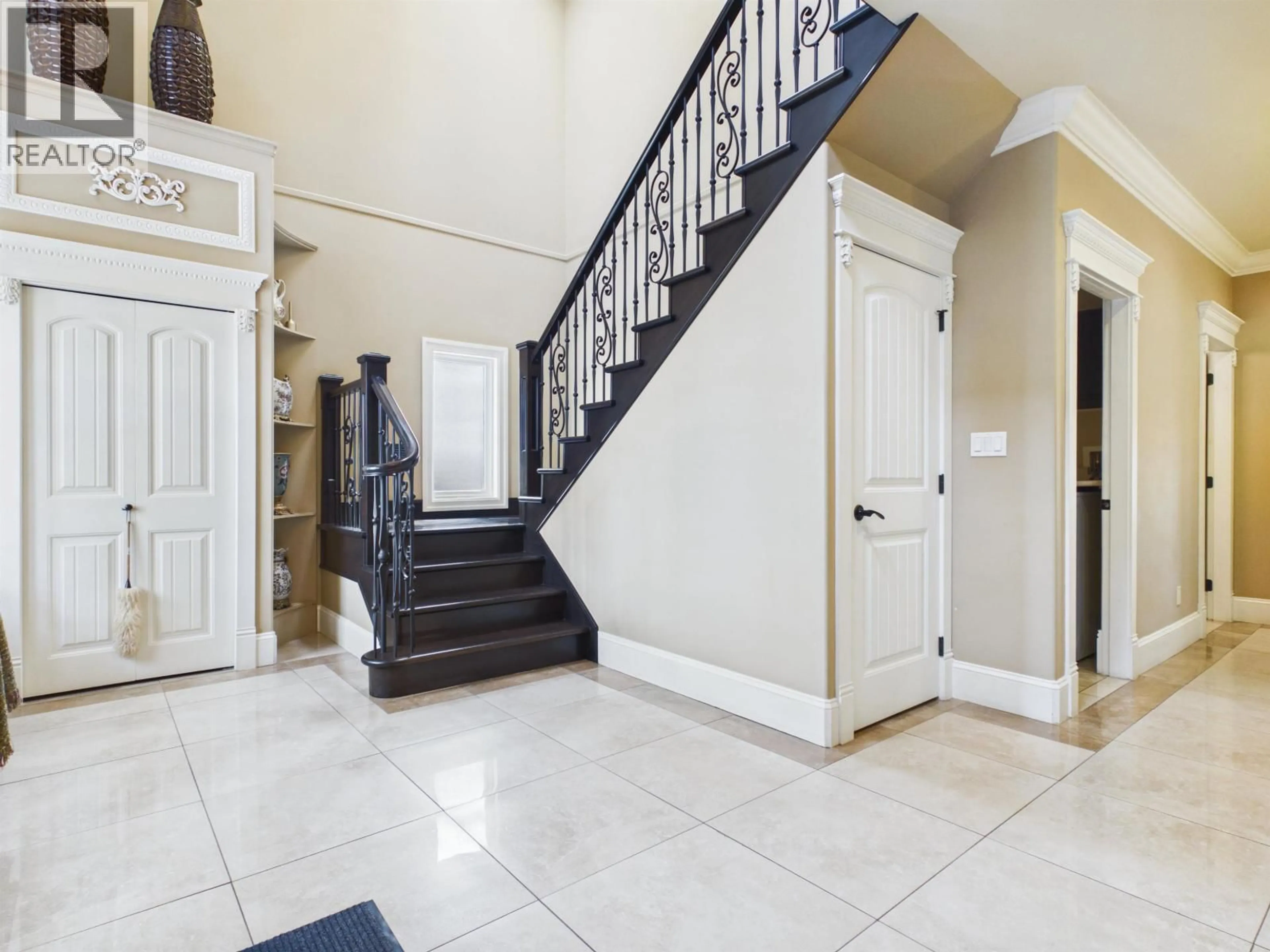 Indoor foyer for 7649 SUSSEX AVENUE, Burnaby British Columbia V5J3V9