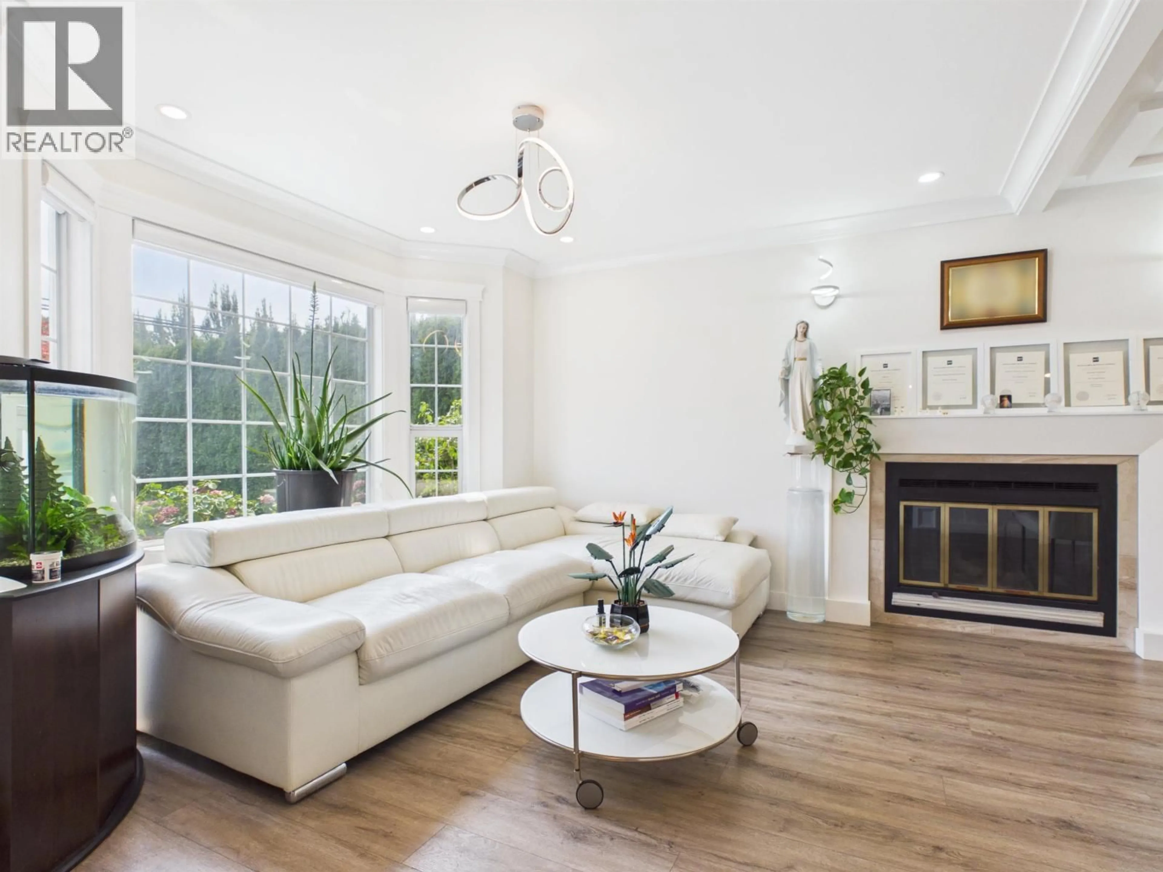 Living room with furniture, unknown for 431 EWEN AVENUE, New Westminster British Columbia V3M5B5