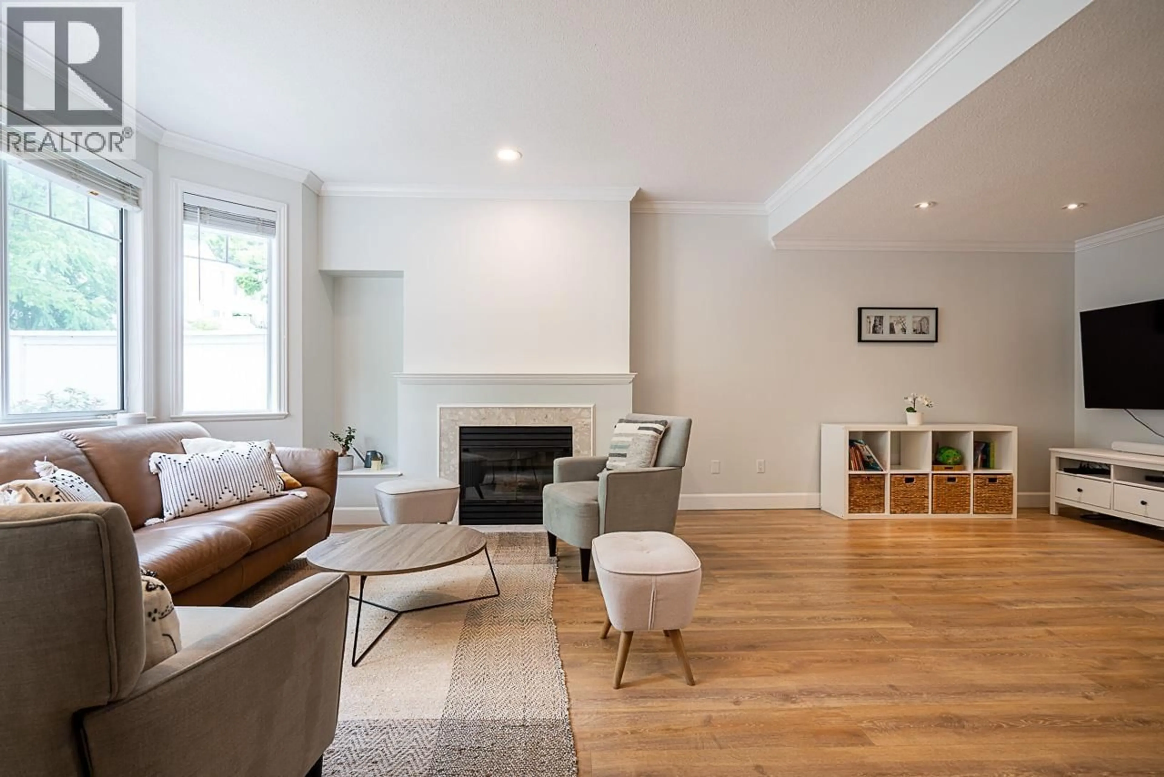 Living room with furniture, wood/laminate floor for 29 - 7501 CUMBERLAND STREET, Burnaby British Columbia V3N4Y6