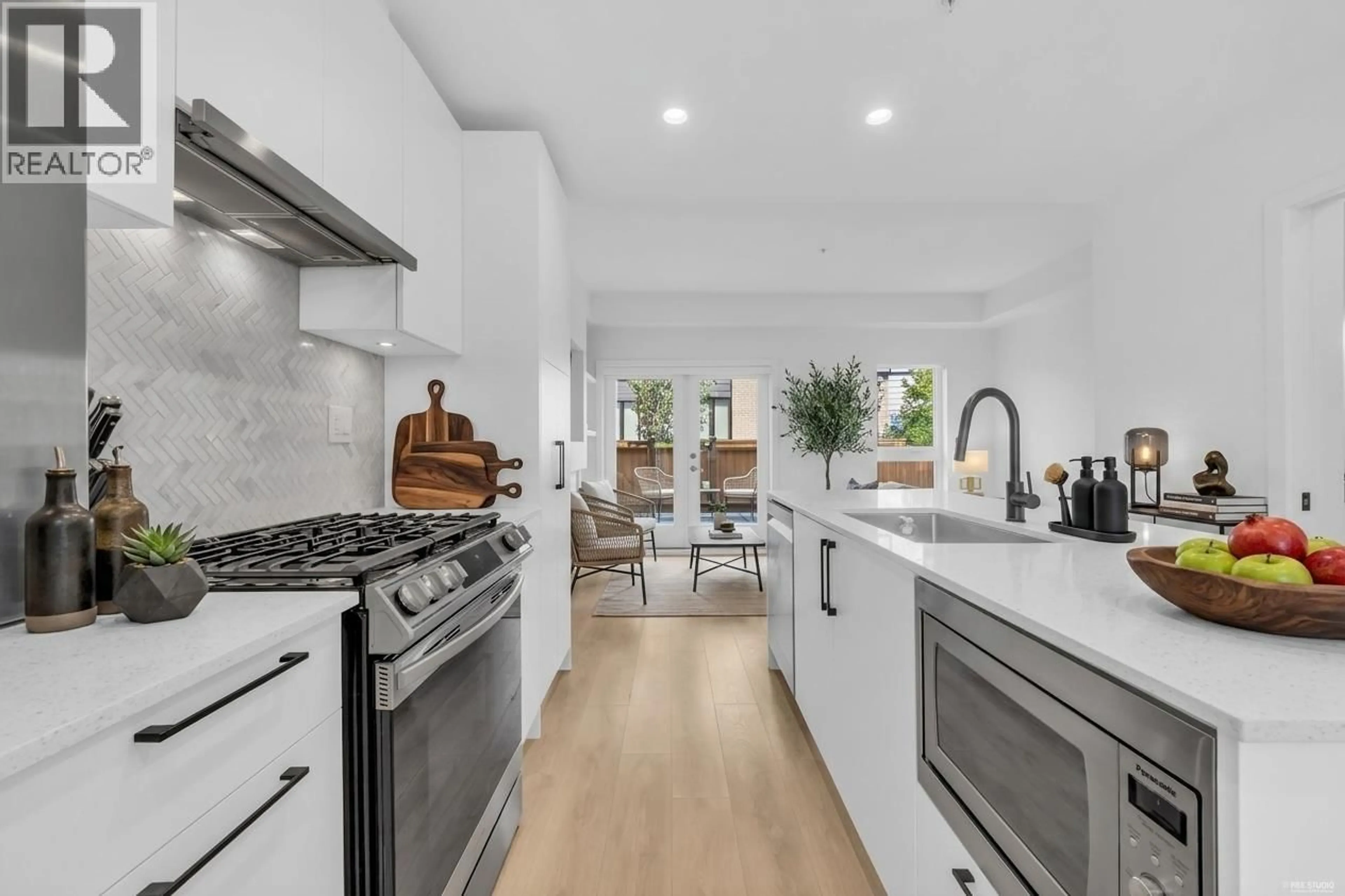Open concept kitchen, ceramic/tile floor for 137 - 535 2ND STREET, North Vancouver British Columbia V7L1E1