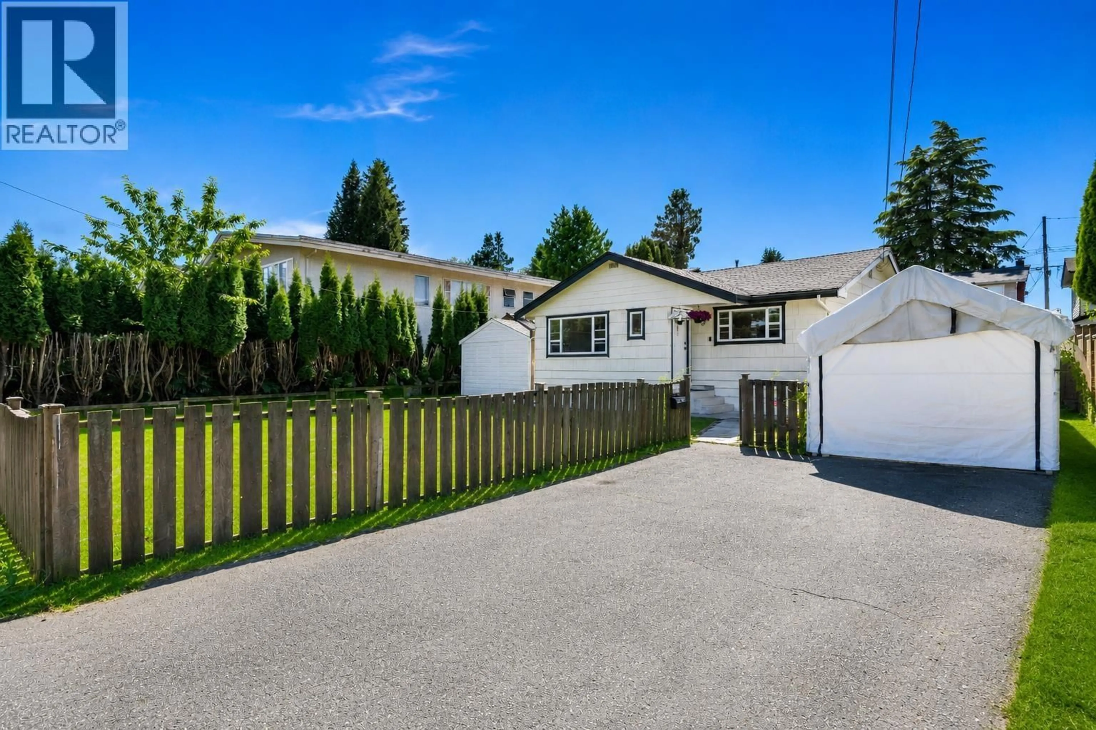 A pic from outside/outdoor area/front of a property/back of a property/a pic from drone, street for 931 SPERLING AVENUE, Burnaby British Columbia V5B4H7