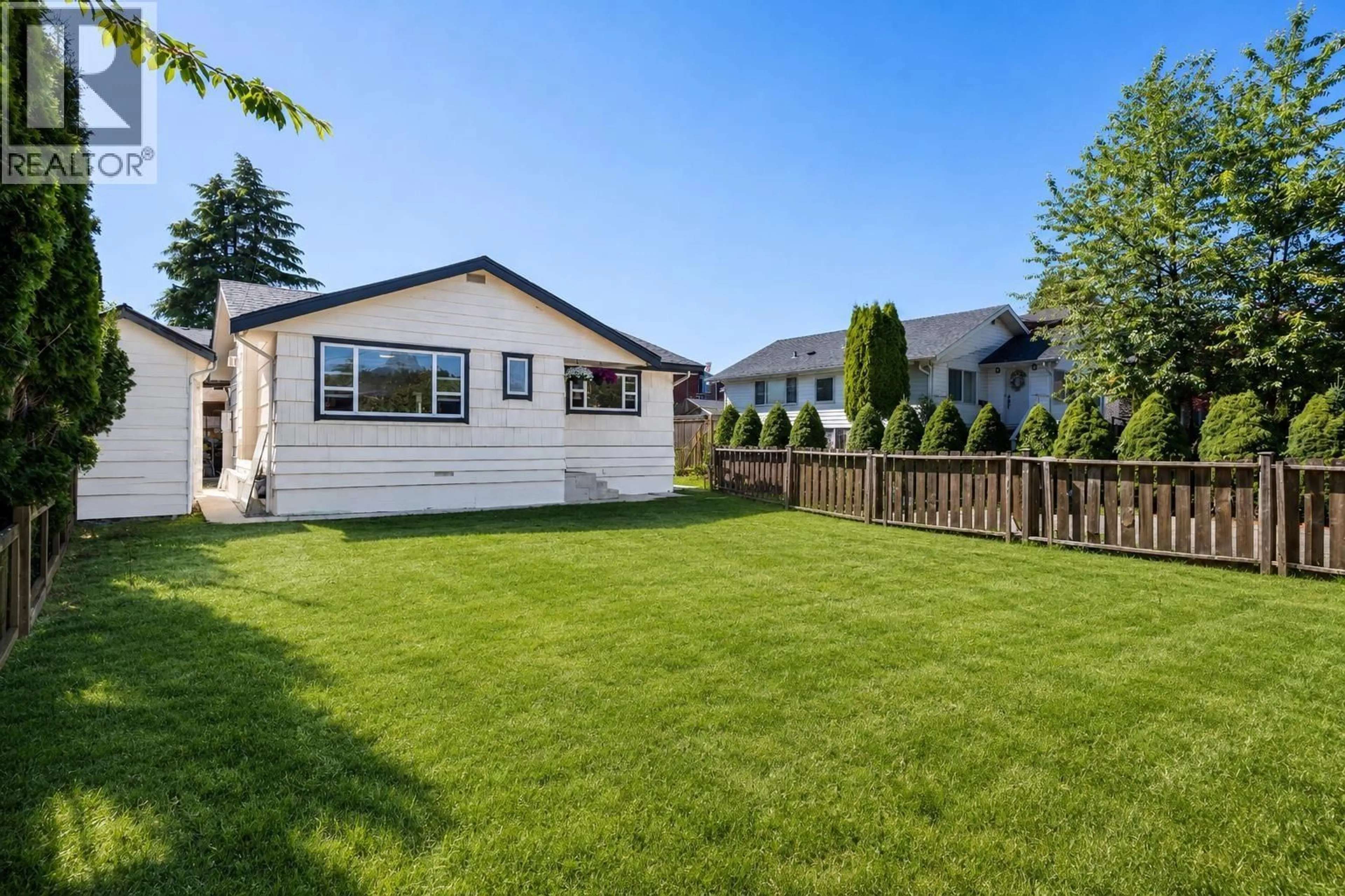 Home with vinyl exterior material, street for 931 SPERLING AVENUE, Burnaby British Columbia V5B4H7