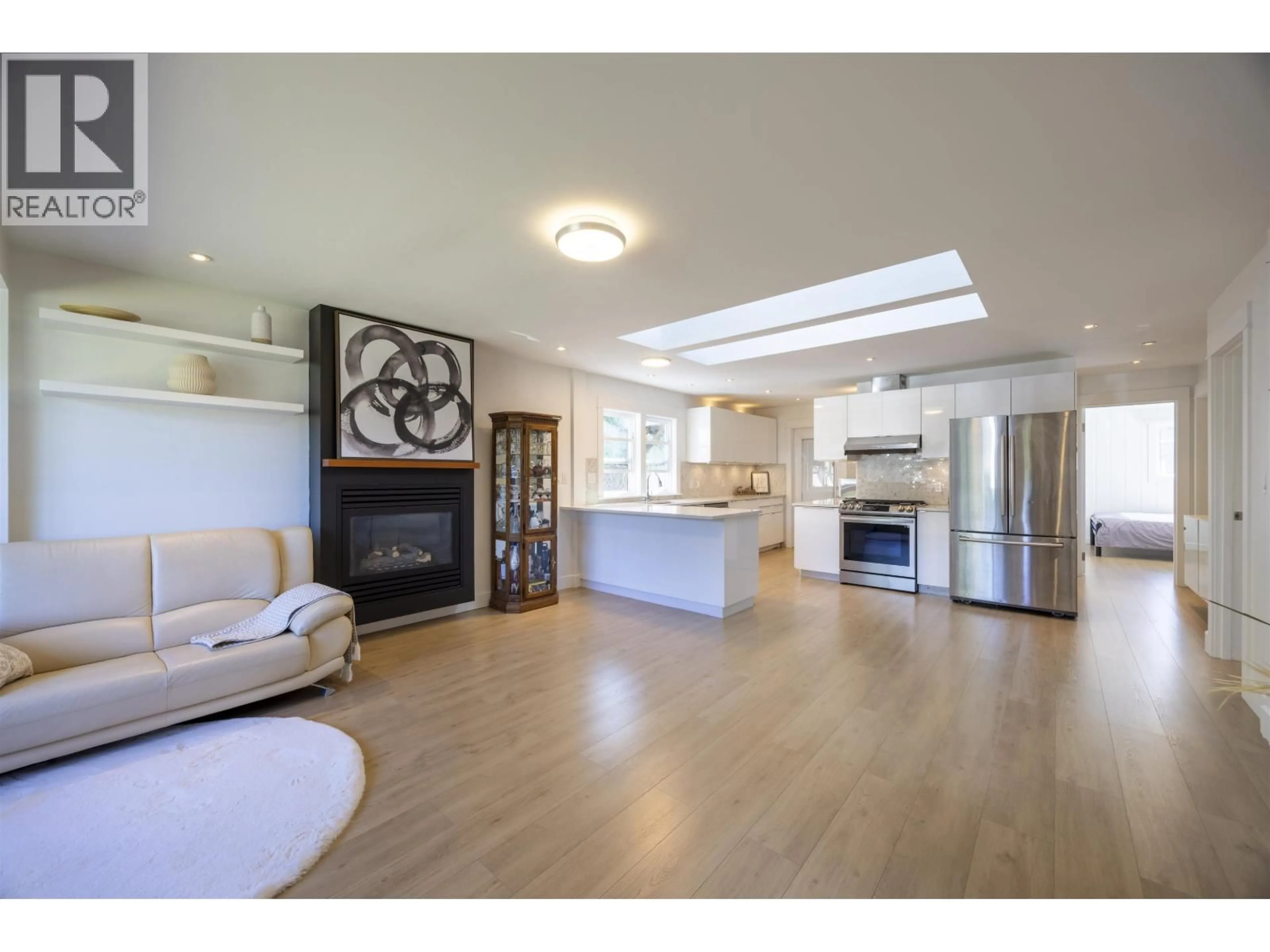 Open concept kitchen, wood/laminate floor for 931 SPERLING AVENUE, Burnaby British Columbia V5B4H7