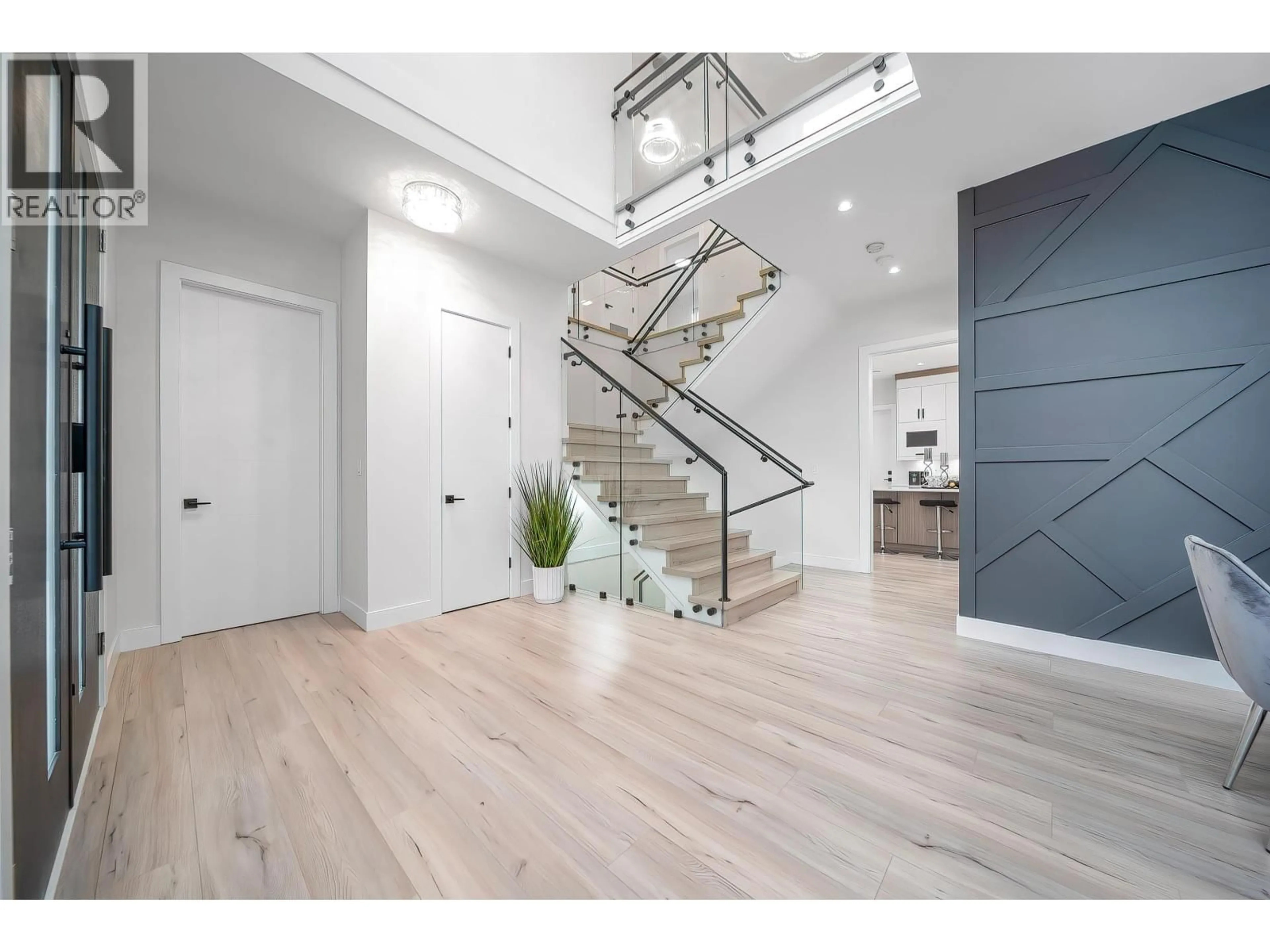 Indoor entryway for 8563 11TH AVENUE, Burnaby British Columbia V3N2P6