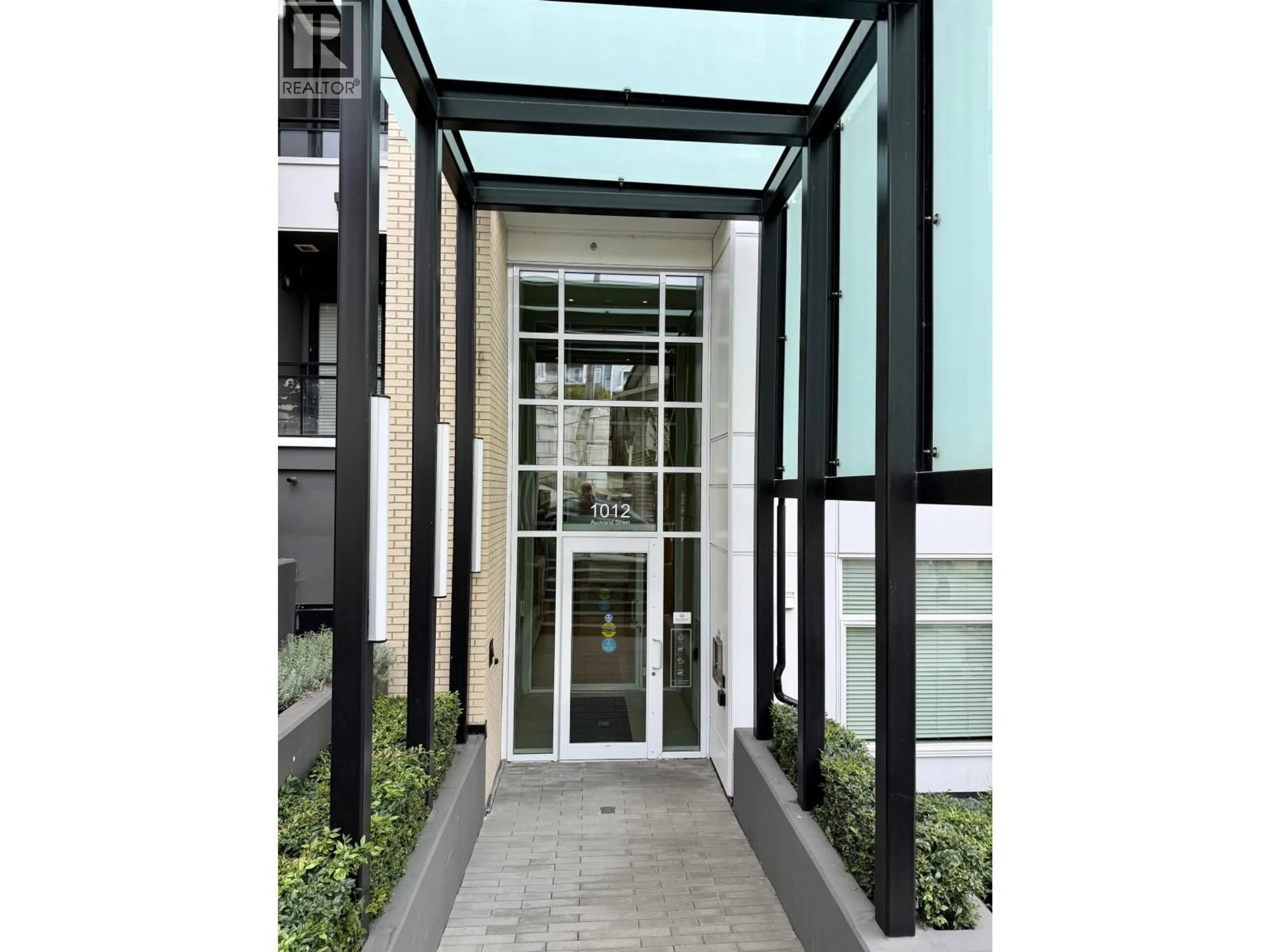 Indoor foyer for 402 - 1012 AUCKLAND STREET, New Westminster British Columbia V3M0M3