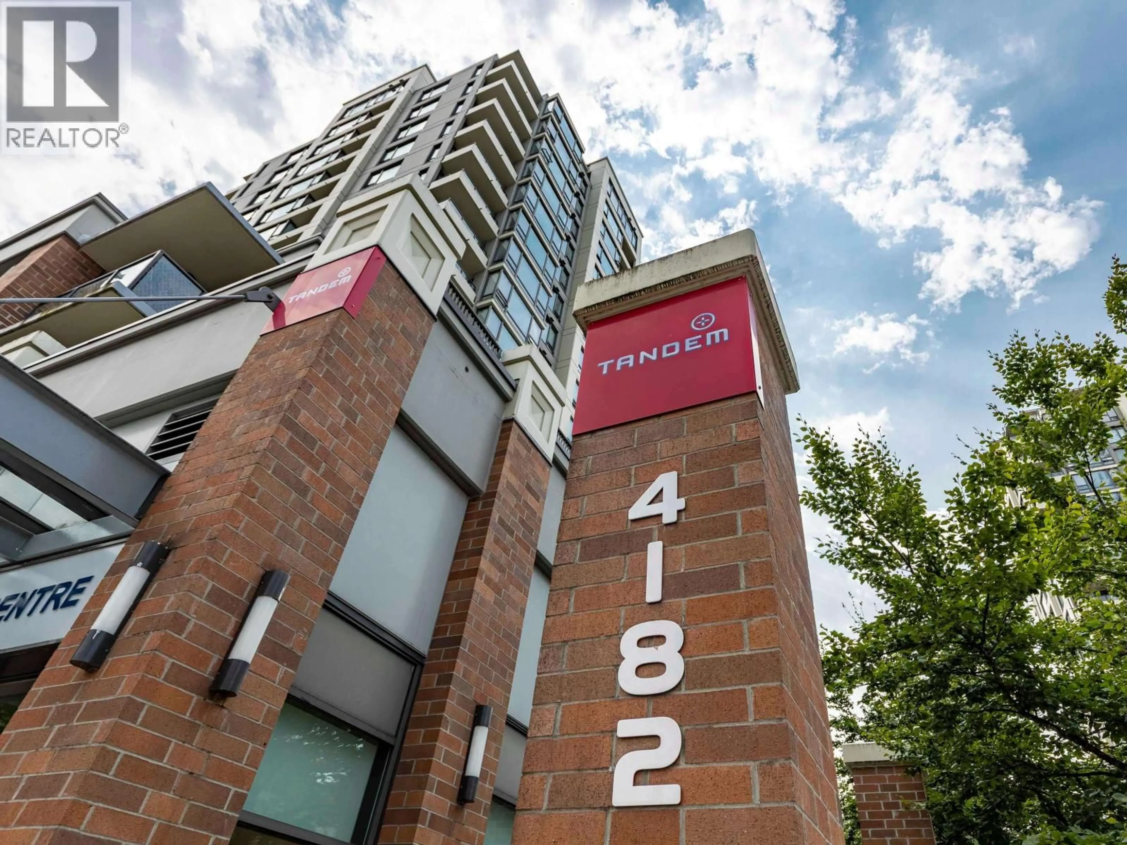 Indoor foyer for PH1 - 4182 DAWSON STREET, Burnaby British Columbia V5C0A2