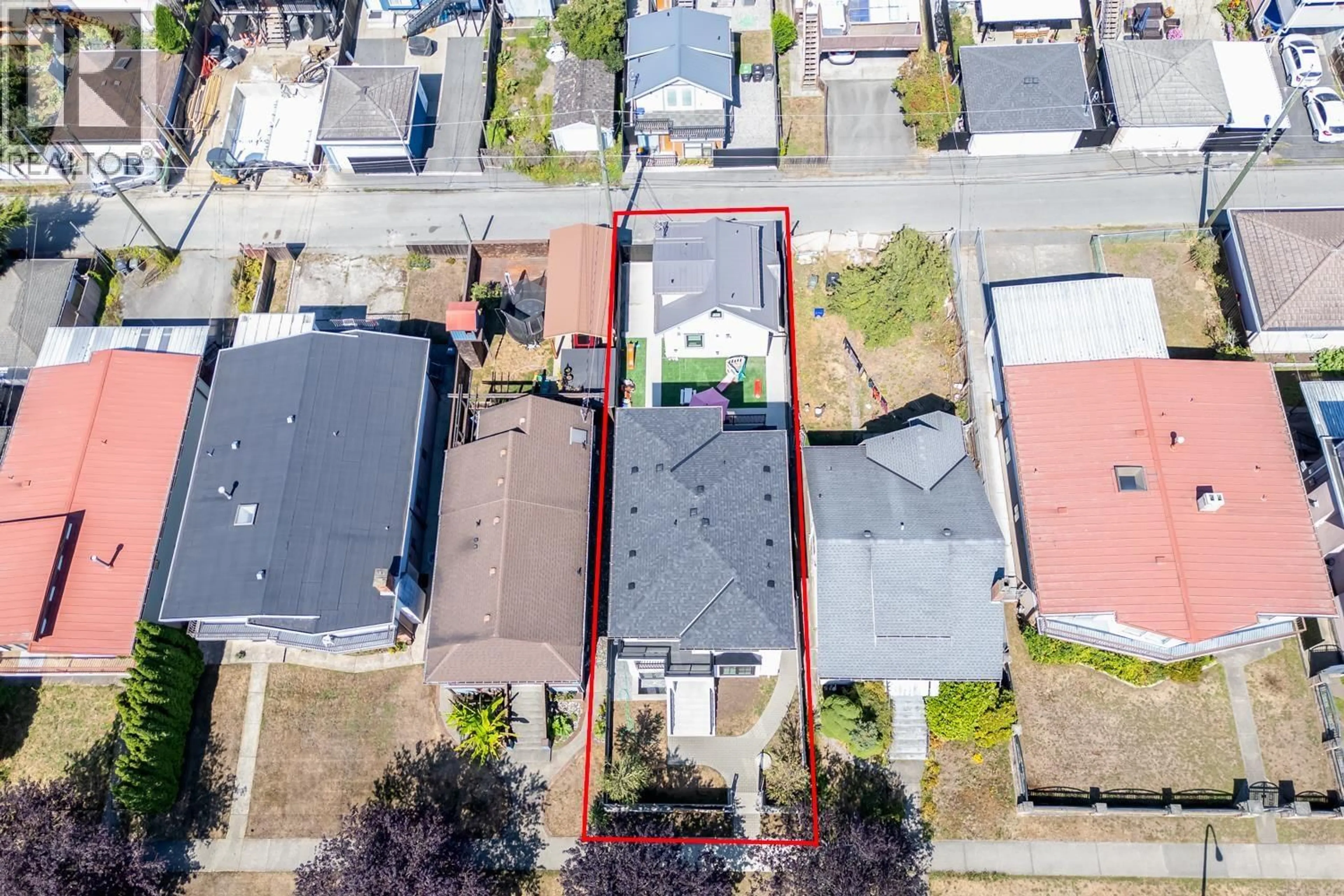 A pic from outside/outdoor area/front of a property/back of a property/a pic from drone, street for 425 56TH AVENUE, Vancouver British Columbia V5X1R5