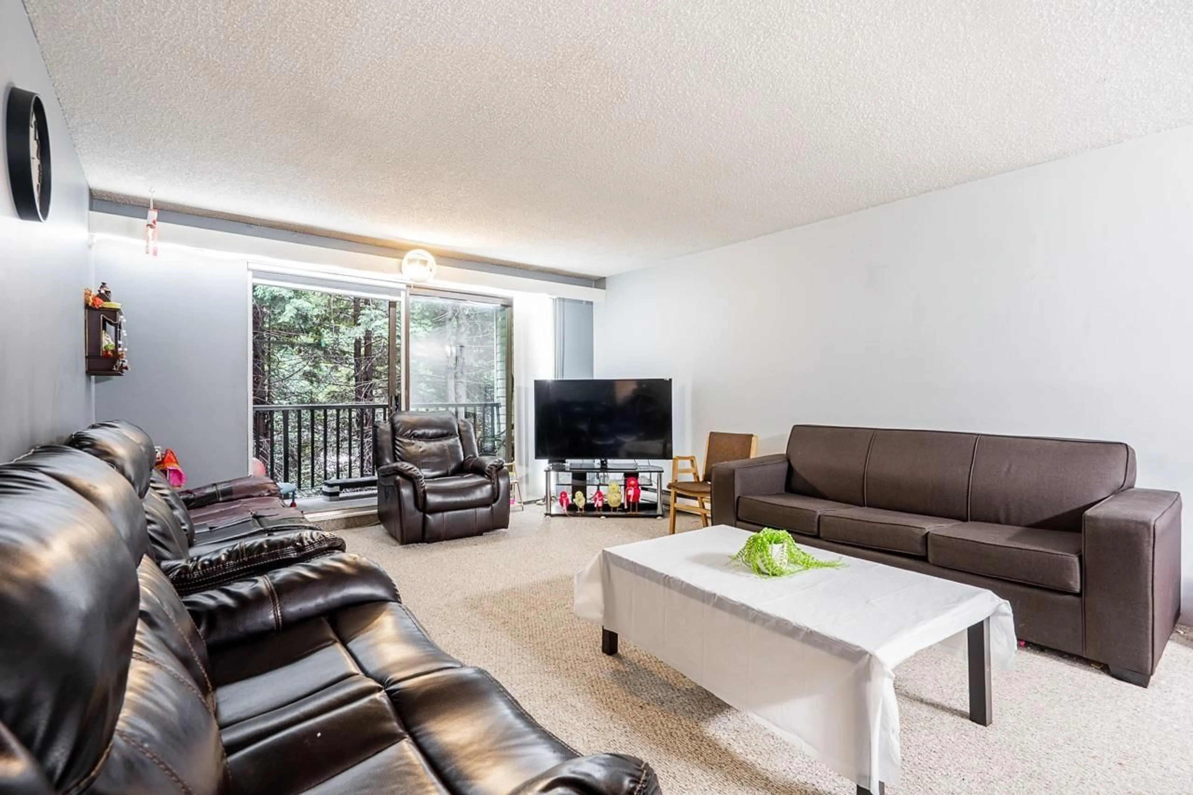 Living room with furniture, wood/laminate floor for 209 - 15238 100 AVENUE, Surrey British Columbia V3R7T9