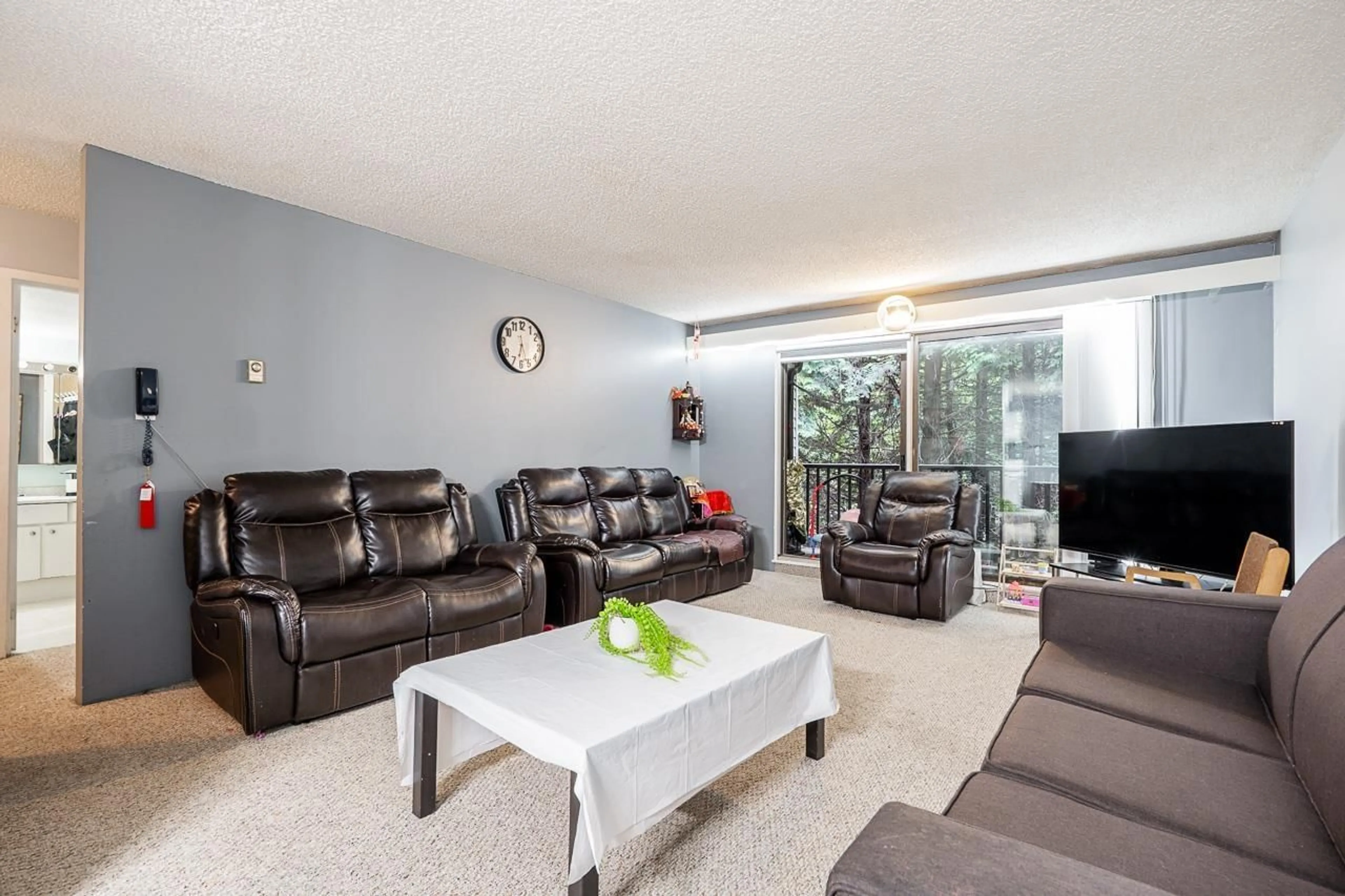 Living room with furniture, unknown for 209 - 15238 100 AVENUE, Surrey British Columbia V3R7T9