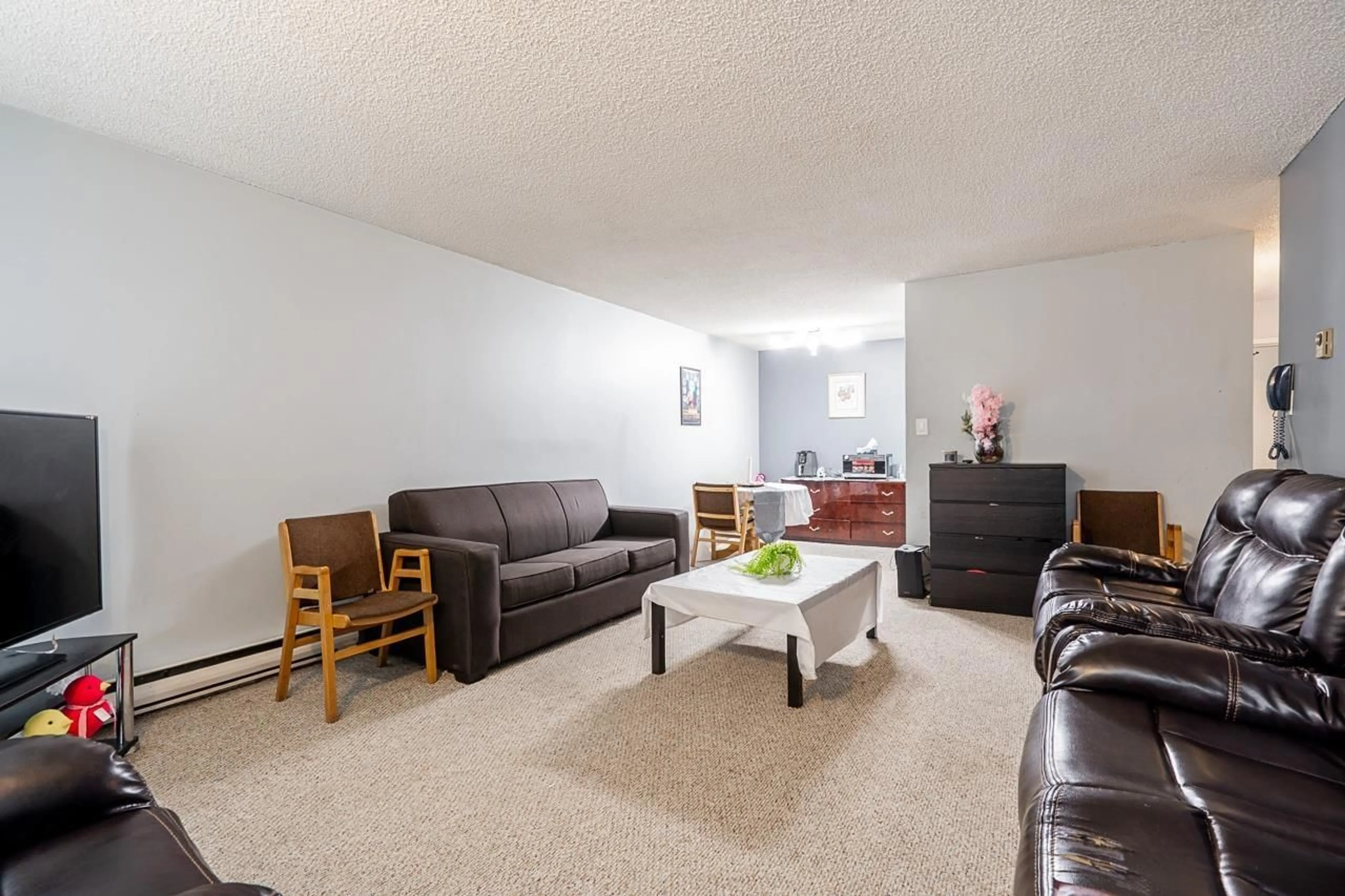 Living room with furniture, unknown for 209 - 15238 100 AVENUE, Surrey British Columbia V3R7T9