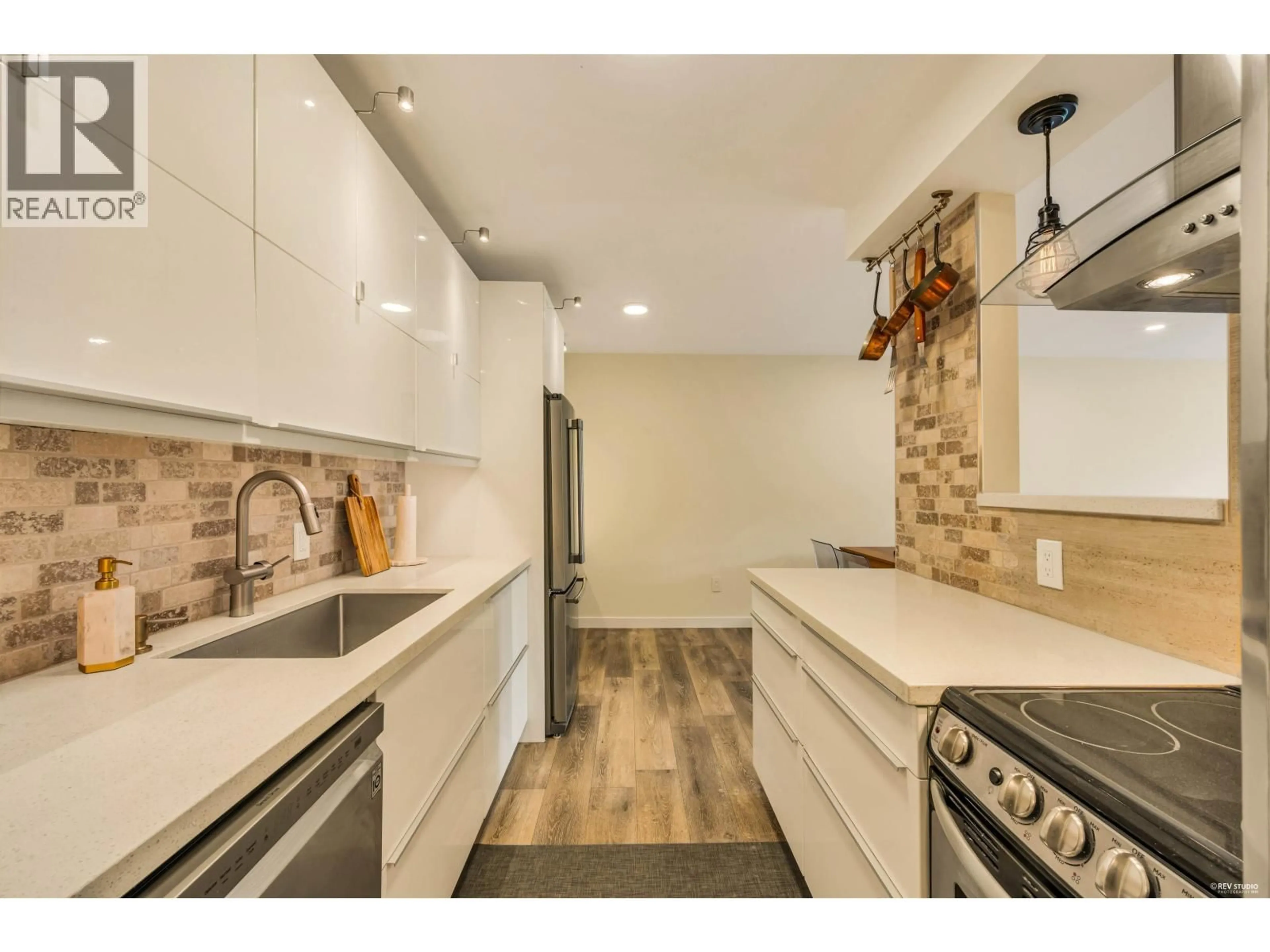 Open concept kitchen, ceramic/tile floor for 310 - 428 AGNES STREET, New Westminster British Columbia V3L1G1