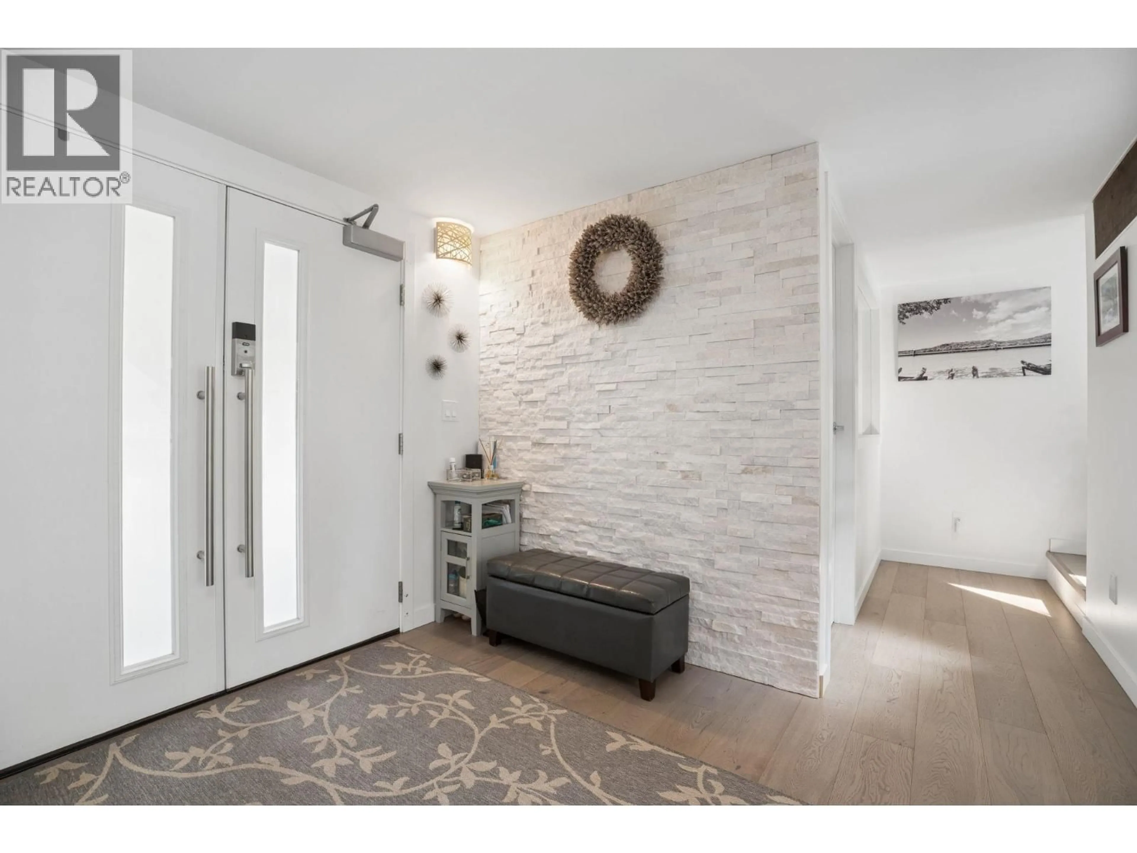 Indoor entryway for 5781 CRANLEY DRIVE, West Vancouver British Columbia V7W1T1