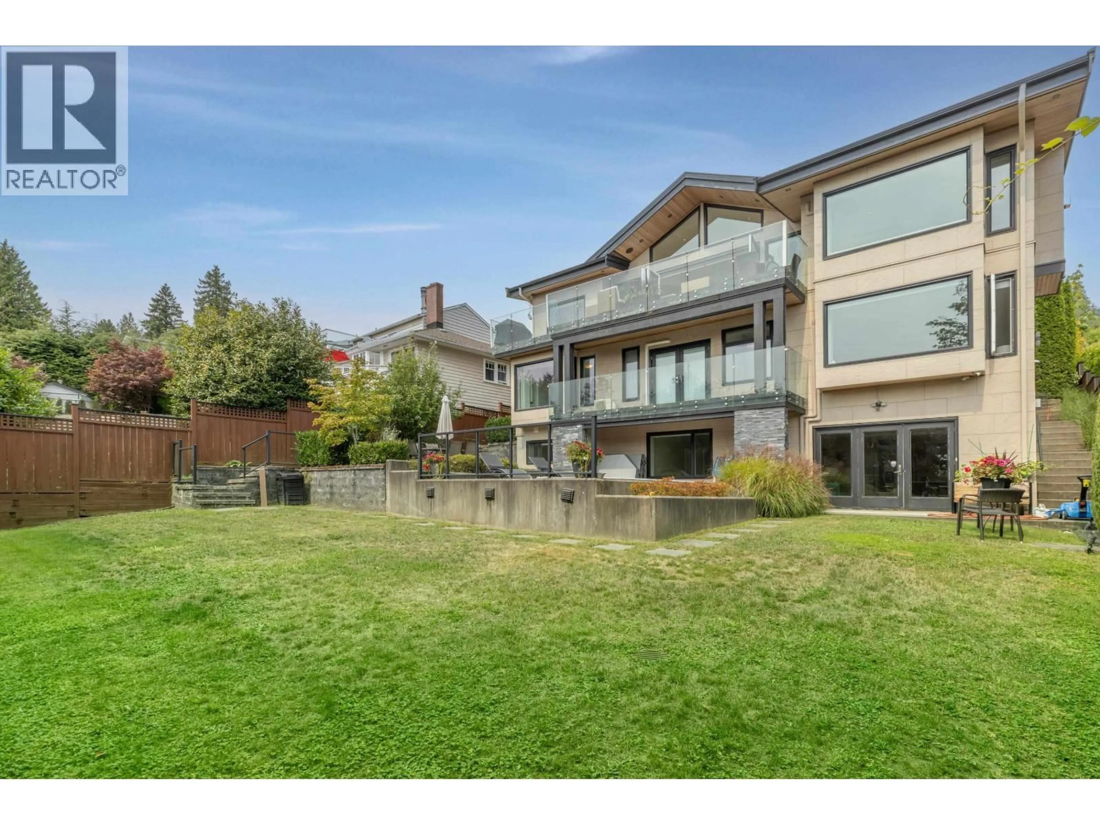 A pic from outside/outdoor area/front of a property/back of a property/a pic from drone, unknown for 2512 PALMERSTON AVENUE, West Vancouver British Columbia V7V2W5