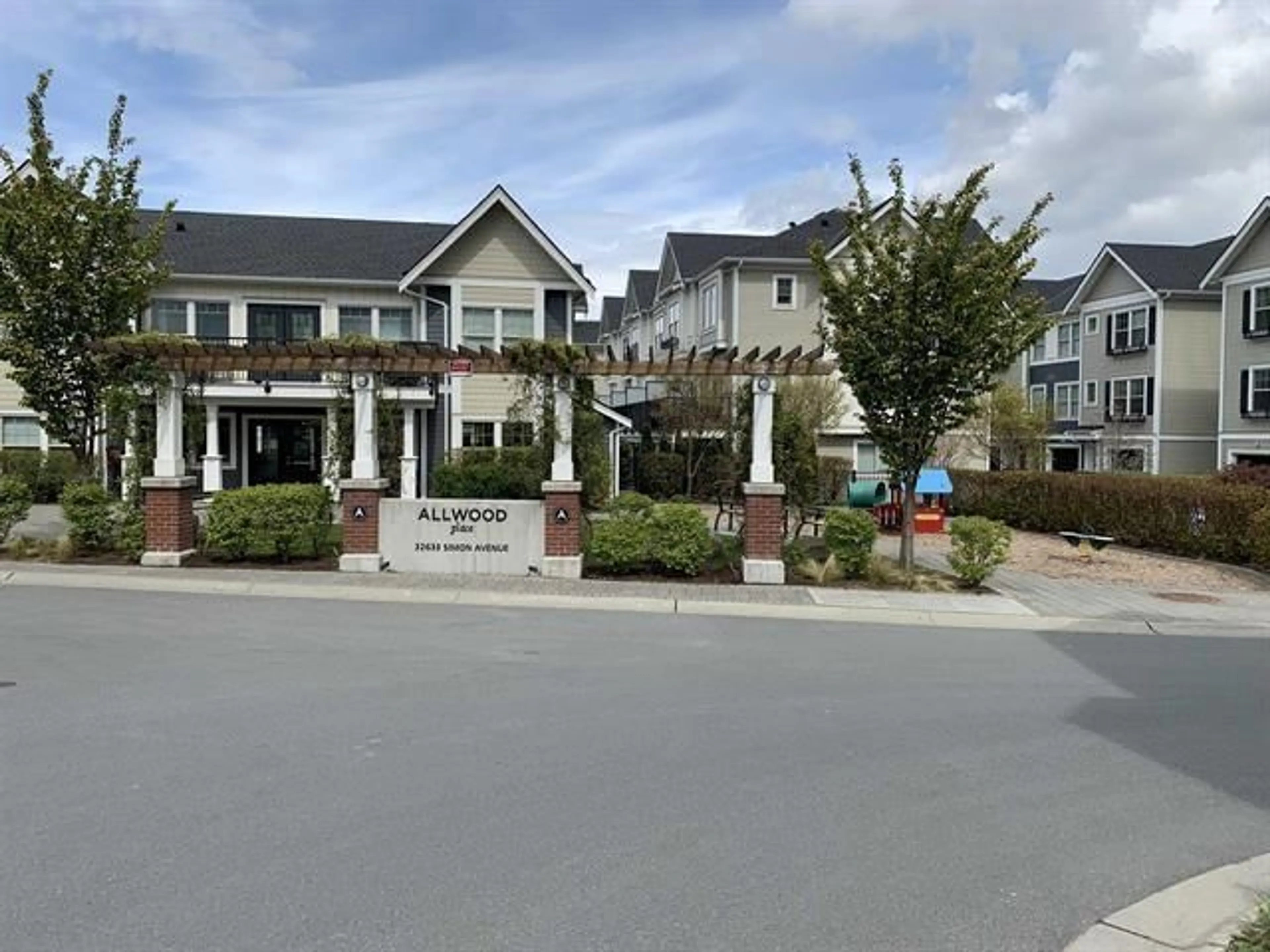 A pic from outside/outdoor area/front of a property/back of a property/a pic from drone, street for 44 - 32633 SIMON AVENUE, Abbotsford British Columbia V2T0G9