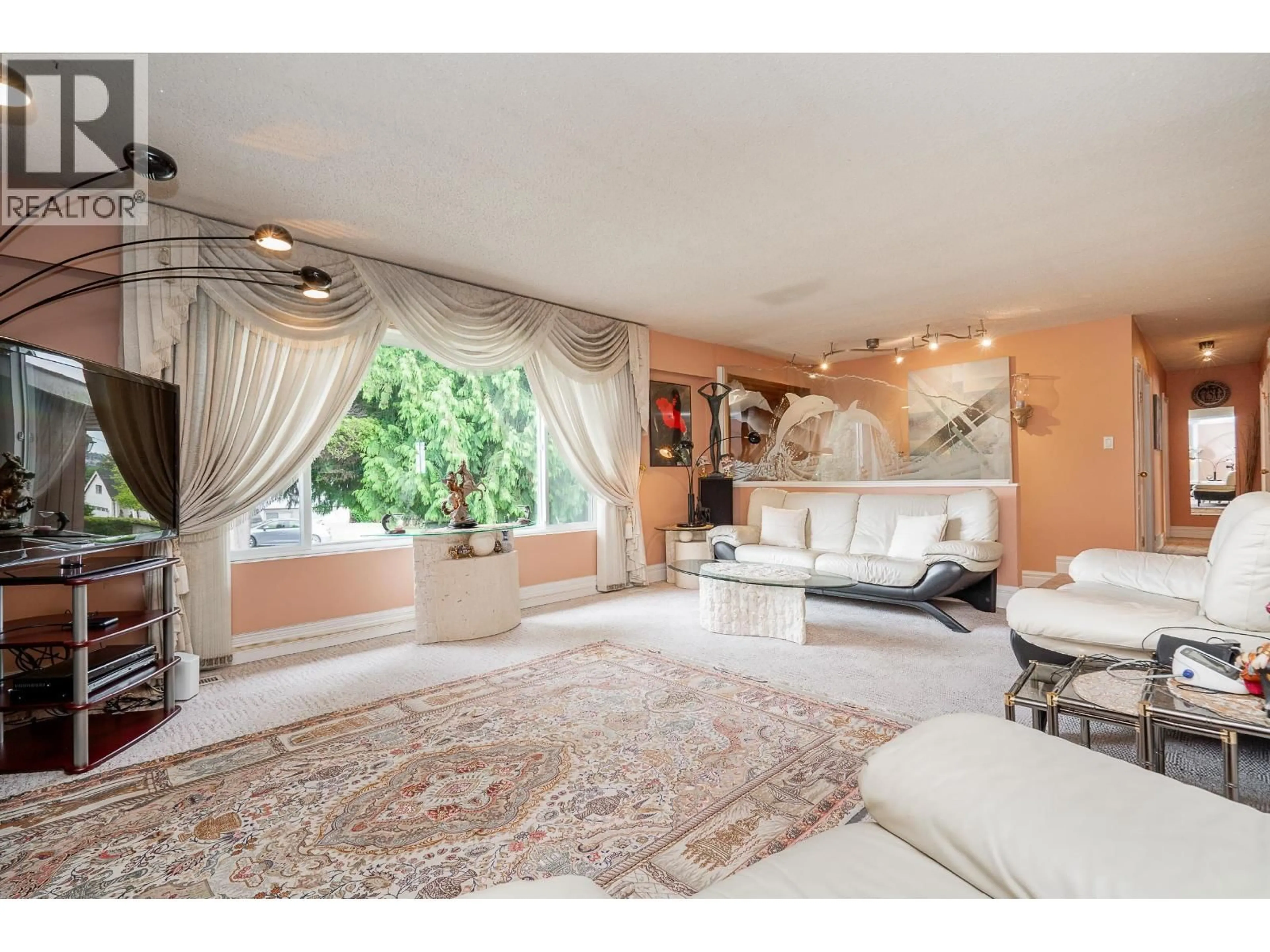 Living room with furniture, unknown for 6565 SUMAS DRIVE, Burnaby British Columbia V5B2V1