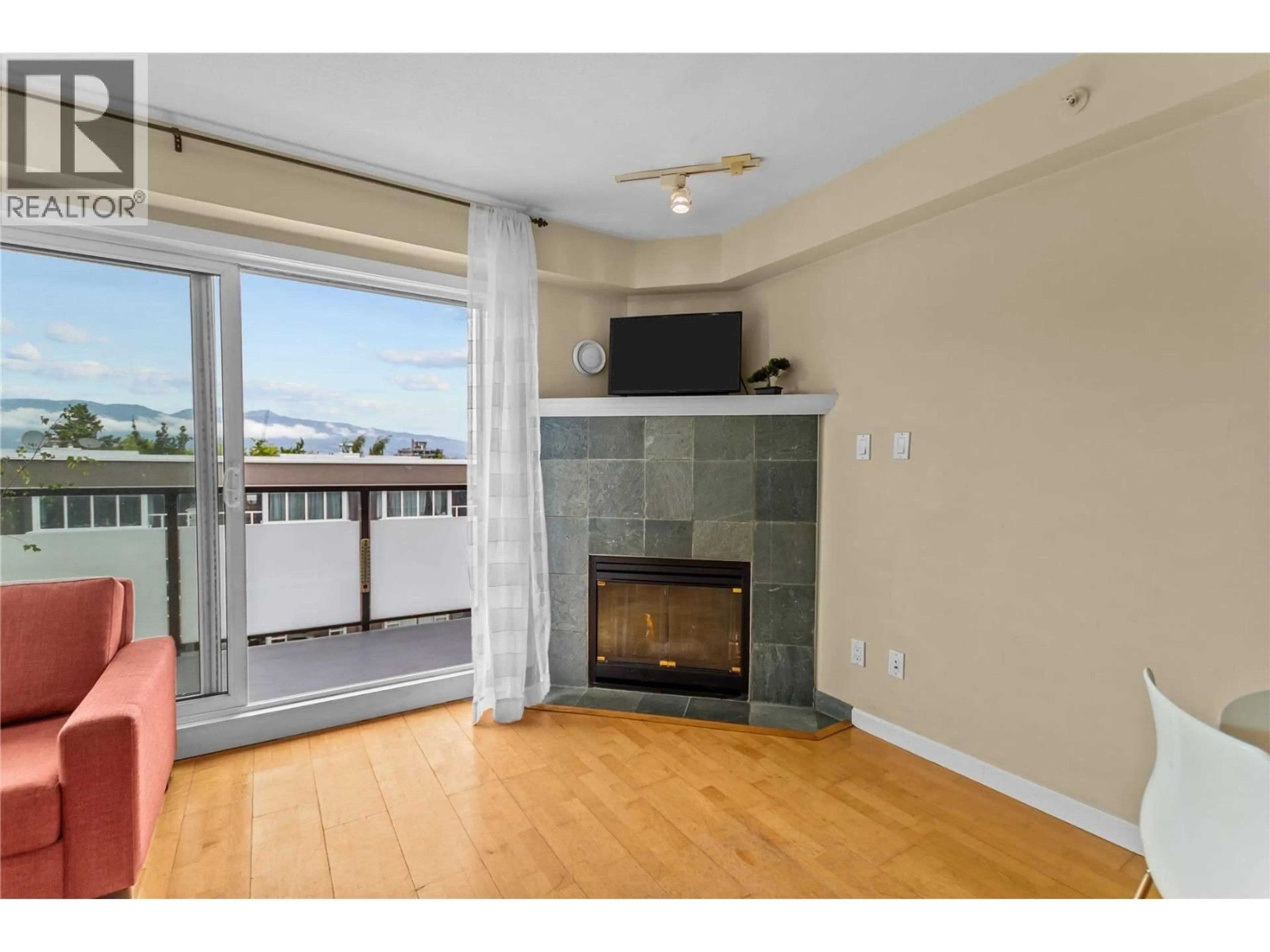 A pic of a room for 301 - 3788 10TH AVENUE, Vancouver British Columbia V6R2G4